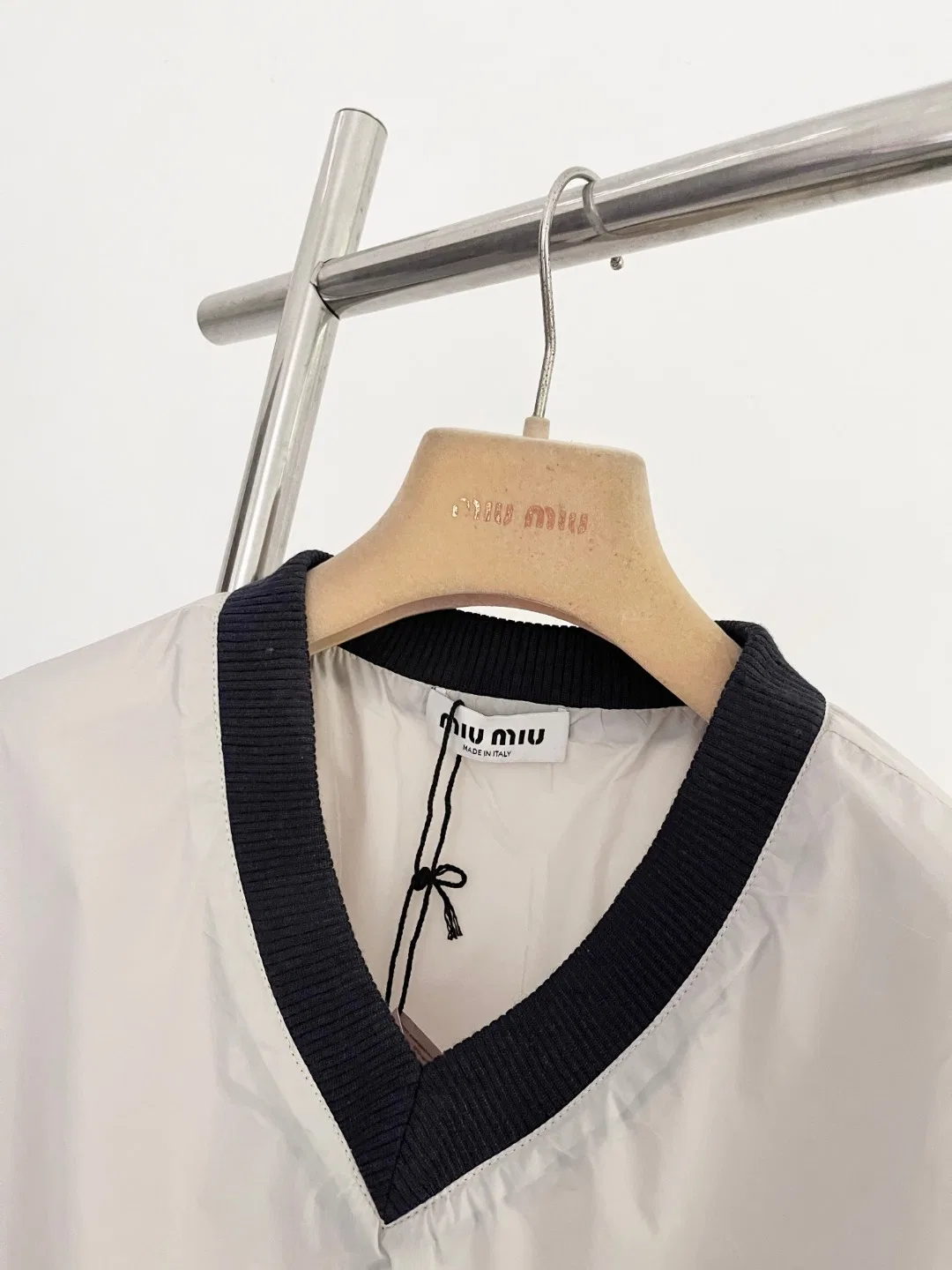 MIU 27FW OMDCLSE 013 브이넥 긴팔티셔츠 3