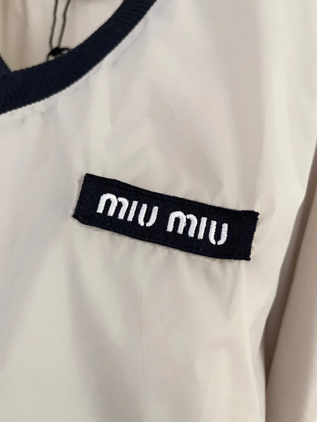 MIU 27FW OMDCLSE 013 브이넥 긴팔티셔츠 4