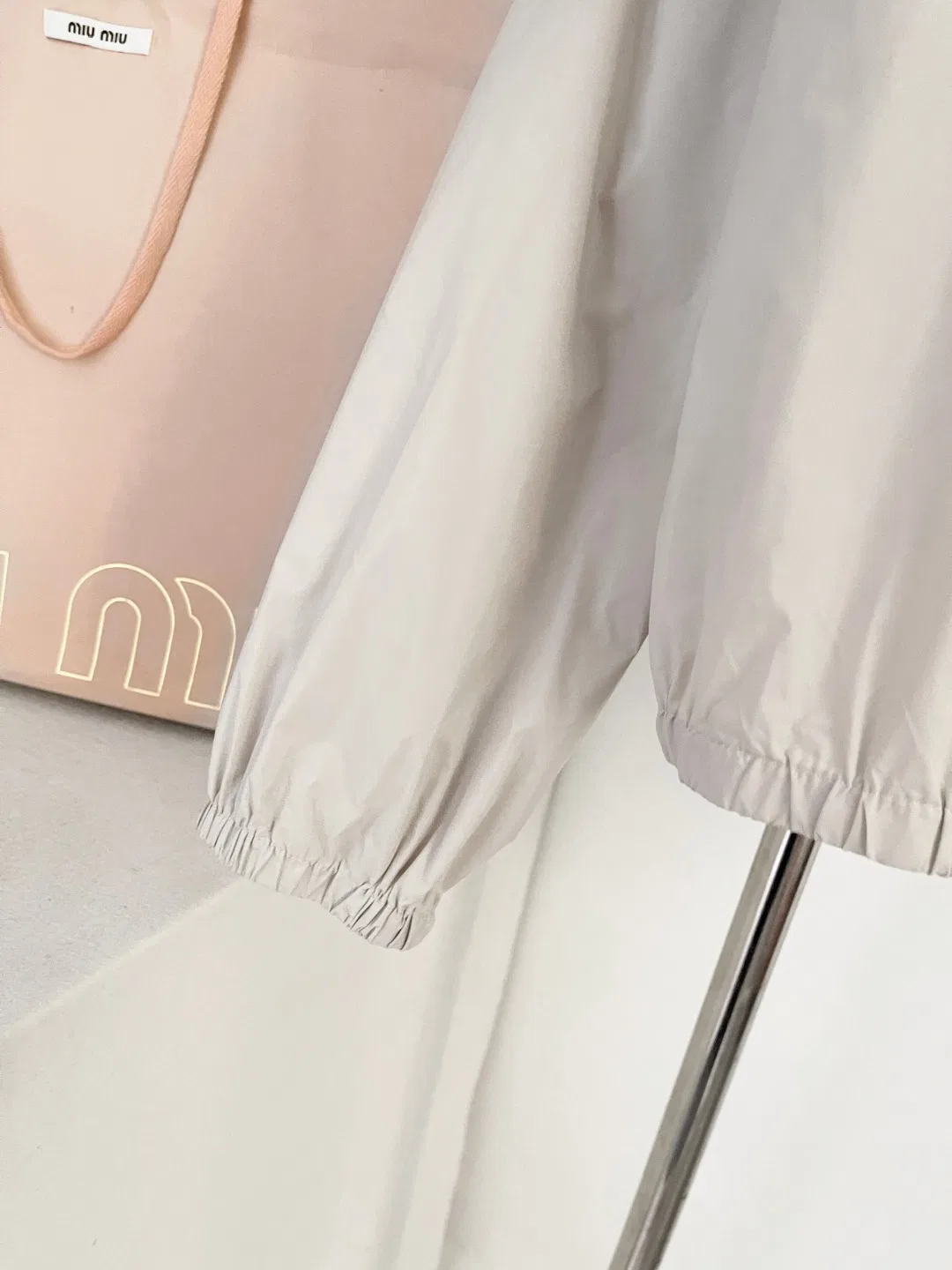 MIU 27FW OMDCLSE 013 브이넥 긴팔티셔츠 5