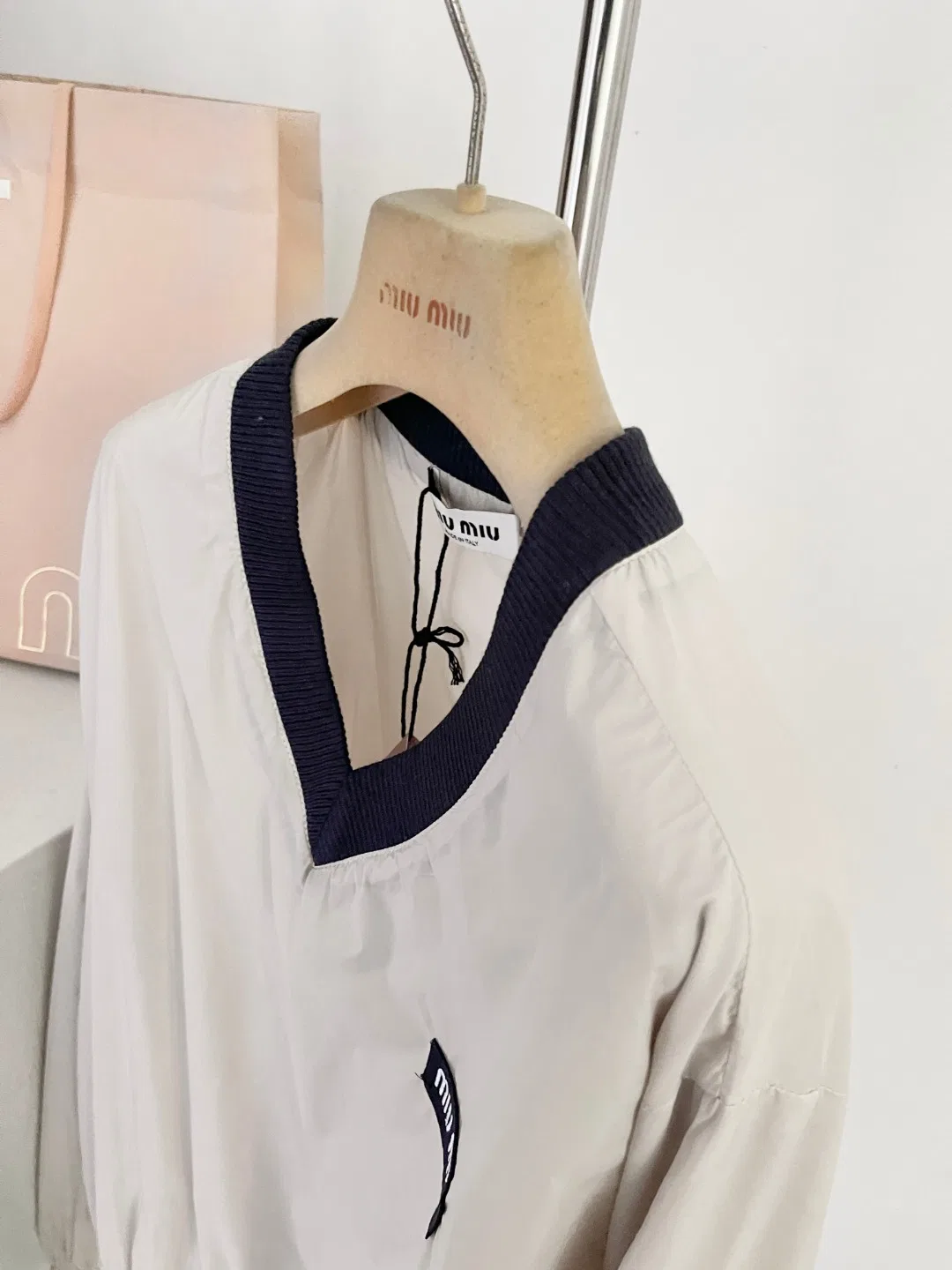 MIU 27FW OMDCLSE 013 브이넥 긴팔티셔츠 6