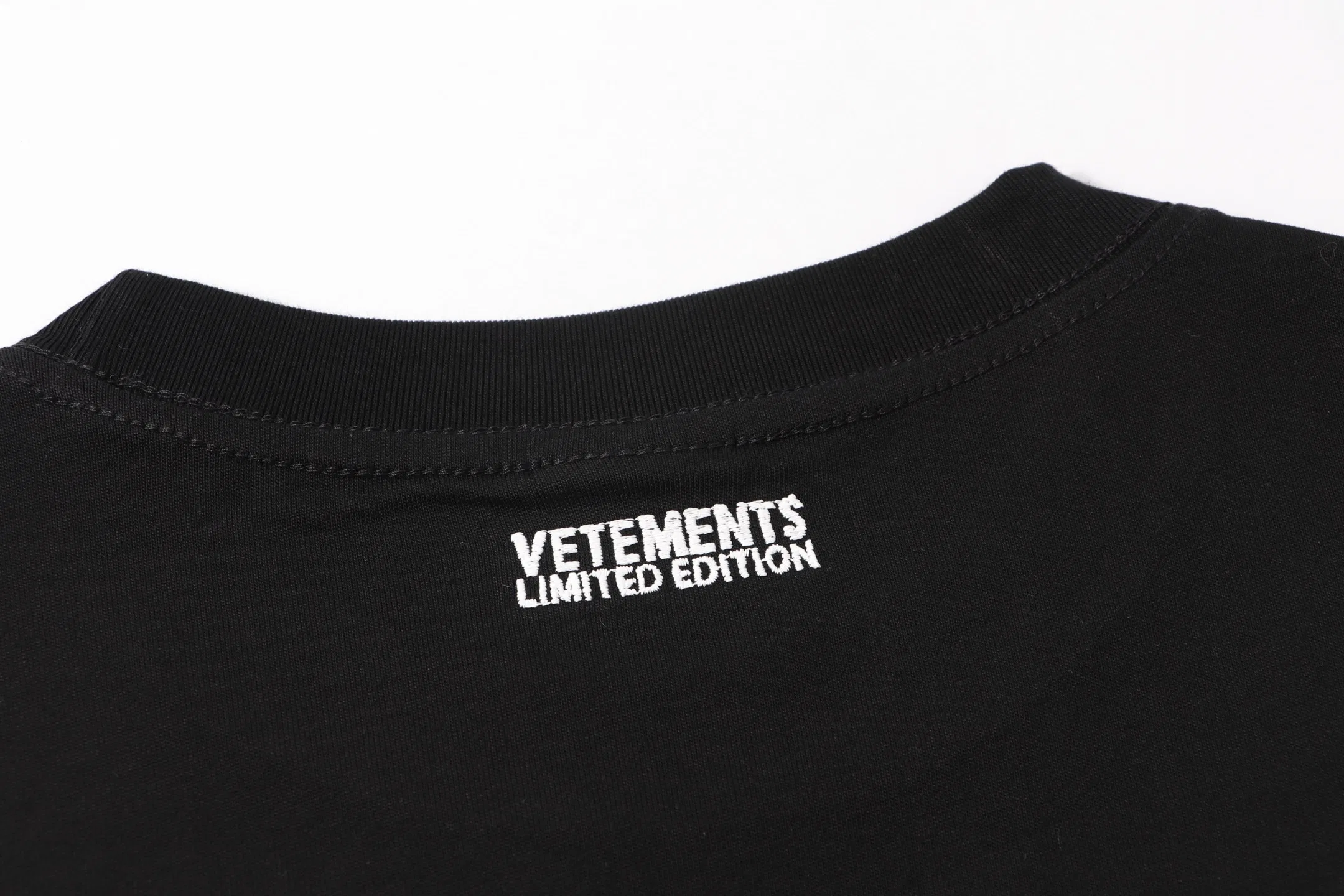 VETEMENTS 27FW ZDJWGZS 113 나시 6