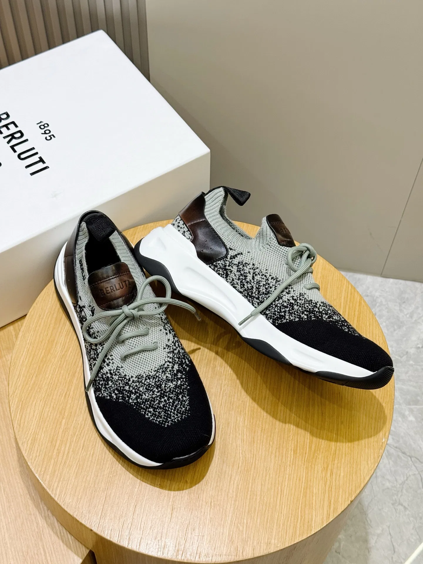 BER 27FW CWUQKMH 002 운동화 34