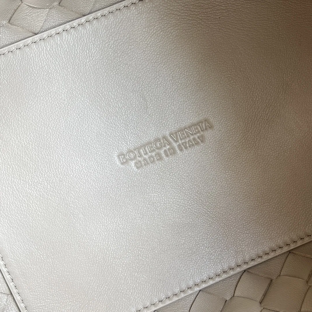 BOTTEGA 27FW NWEPAZI 024 숄더백 60