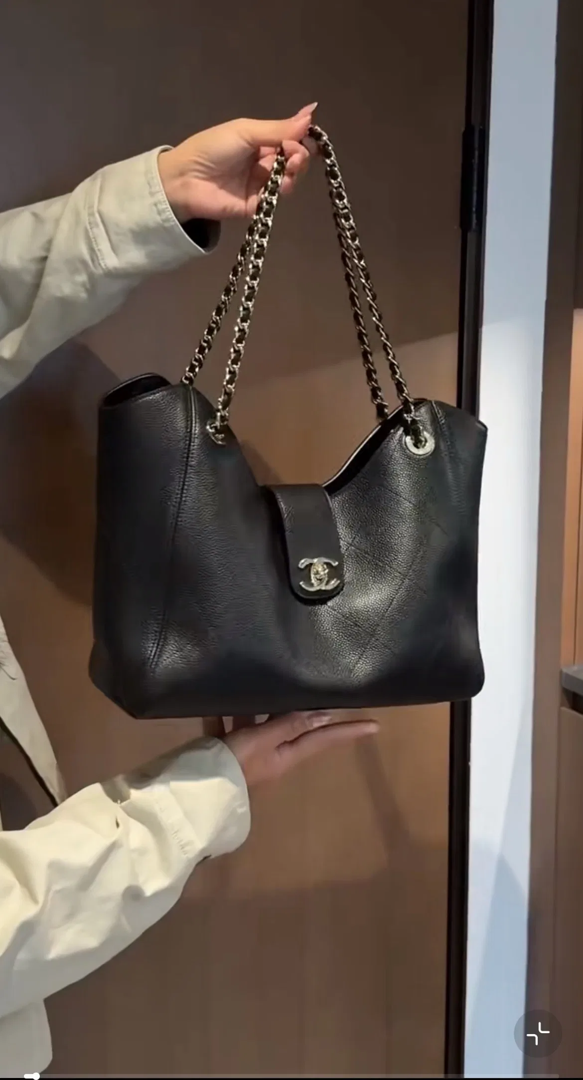 CHA 27FW MSEOZZY 110 숄더백 32