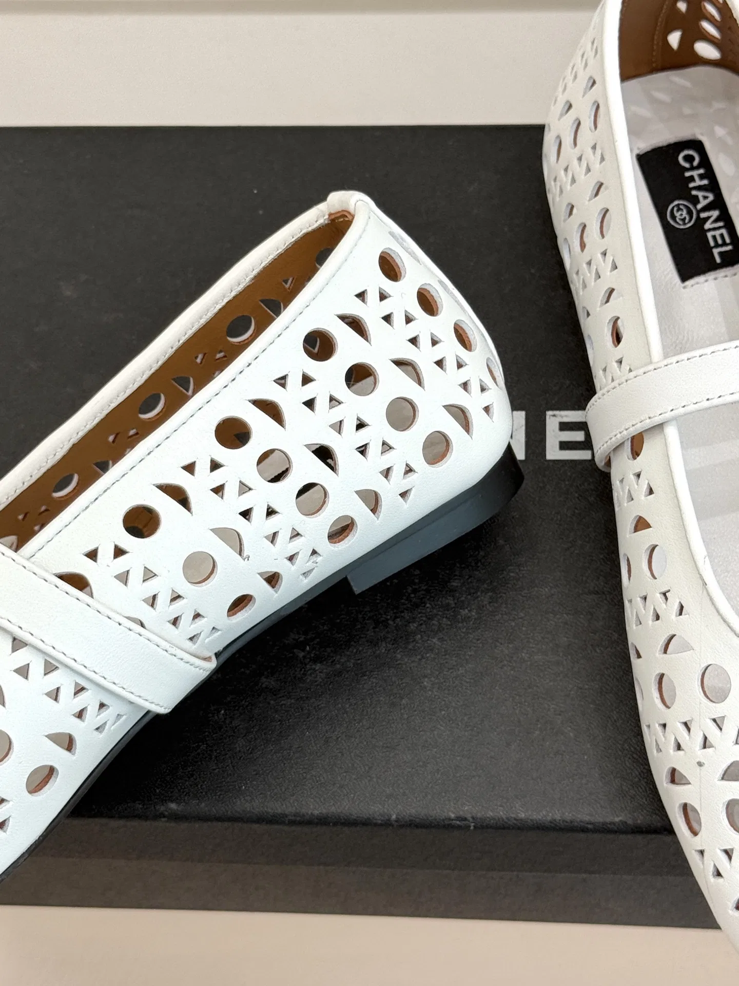 CHA 27FW TBZCZVU 009 플랫슈즈 15