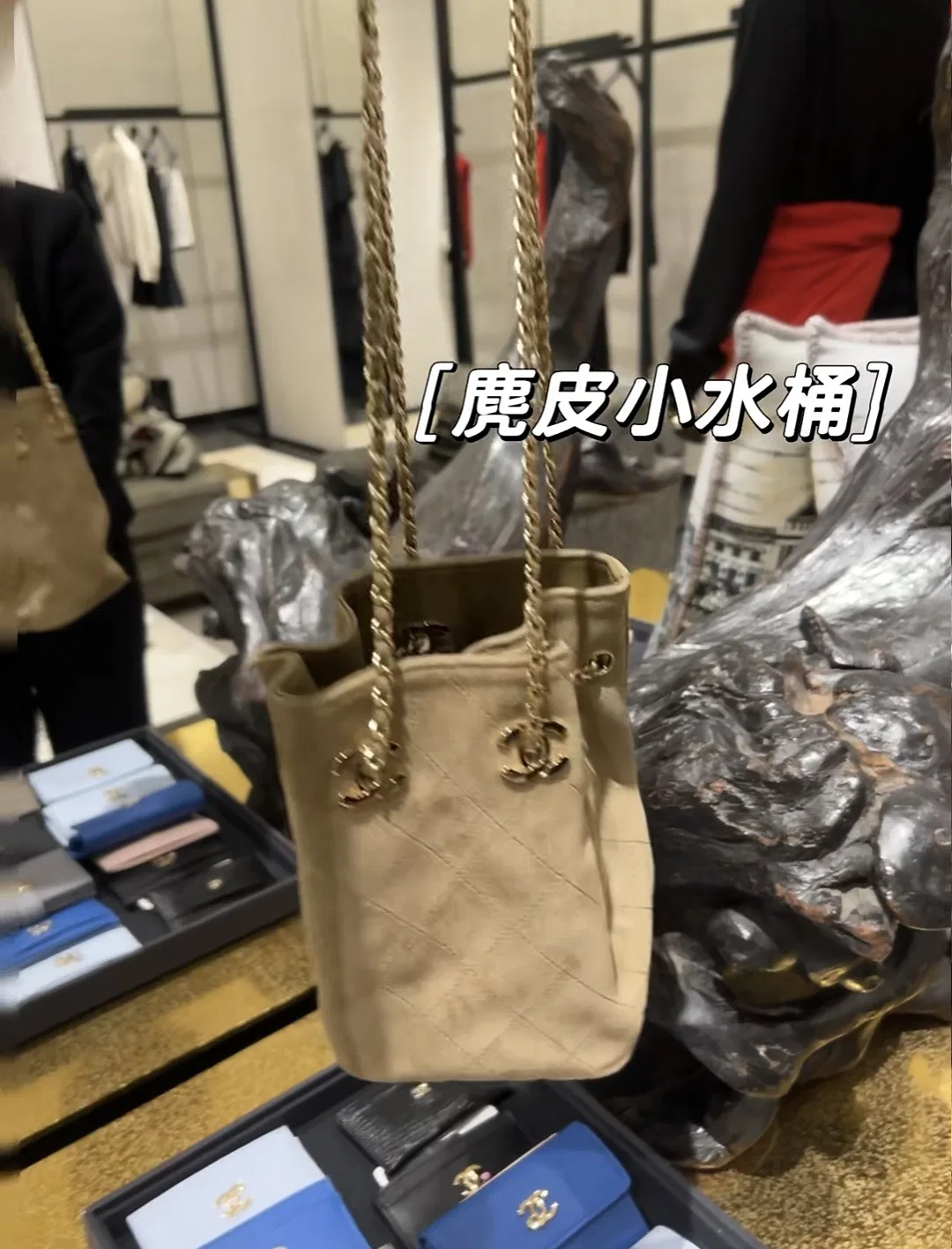 CHA 27FW WBNDIHA 210 버킷백 42