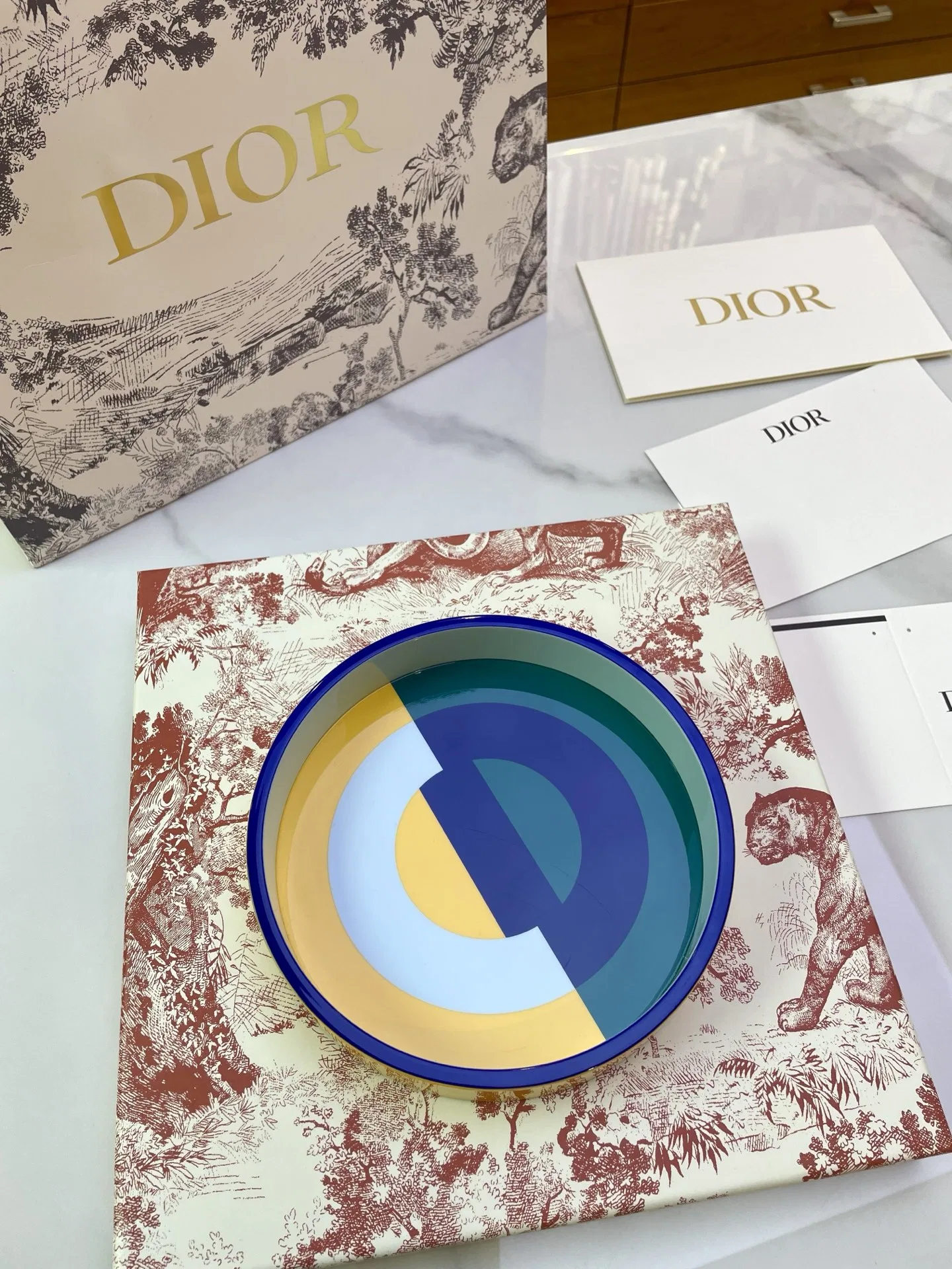 DIO 27FW OJOMUZF 002 트레이 37