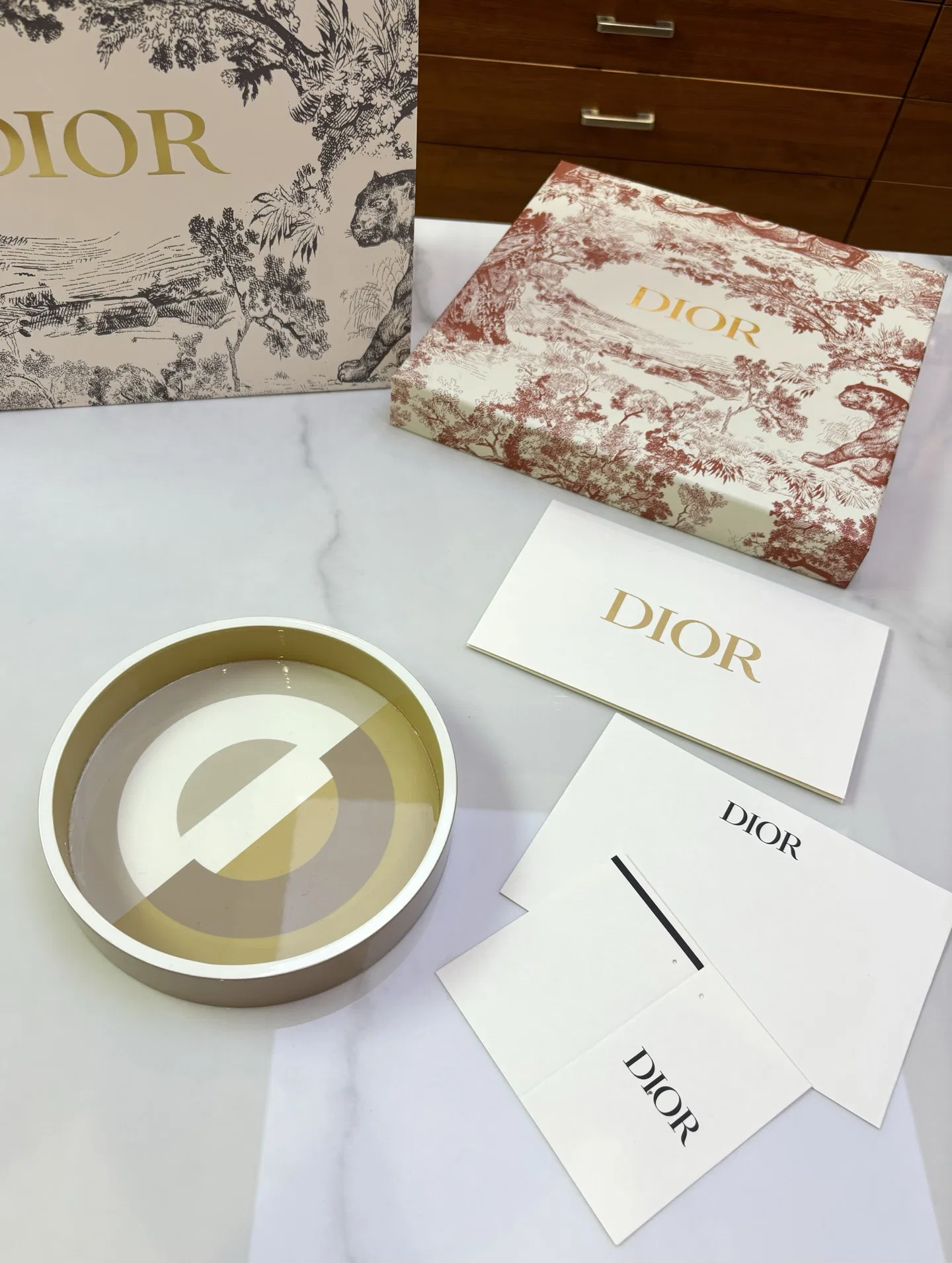 DIO 27FW OJOMUZF 002 트레이 44
