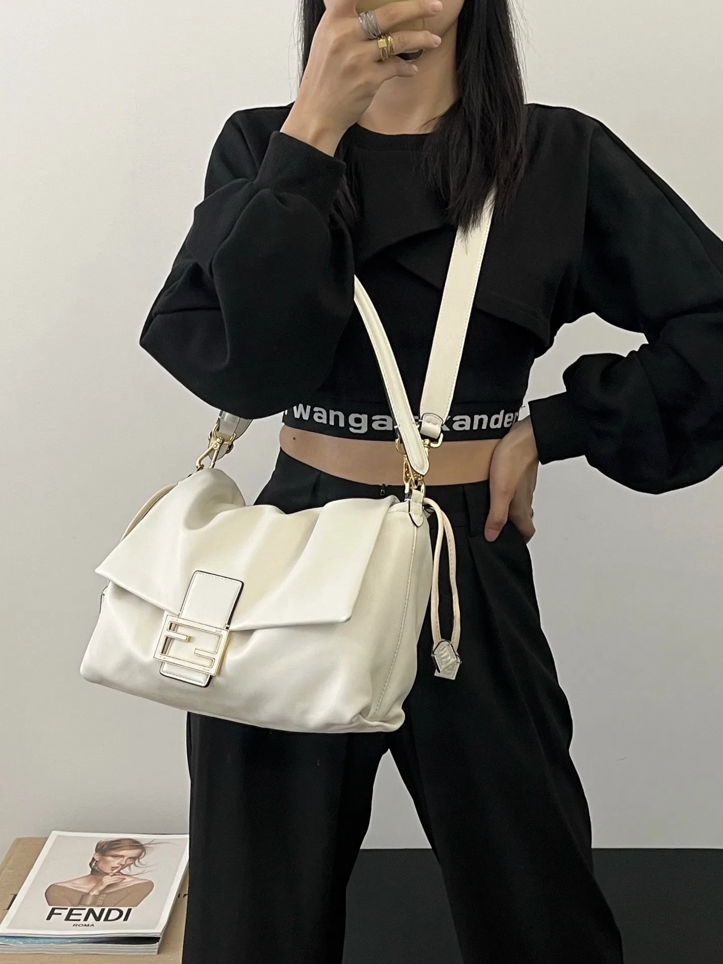 FEN 27FW CMBSDWE 016 숄더백 22