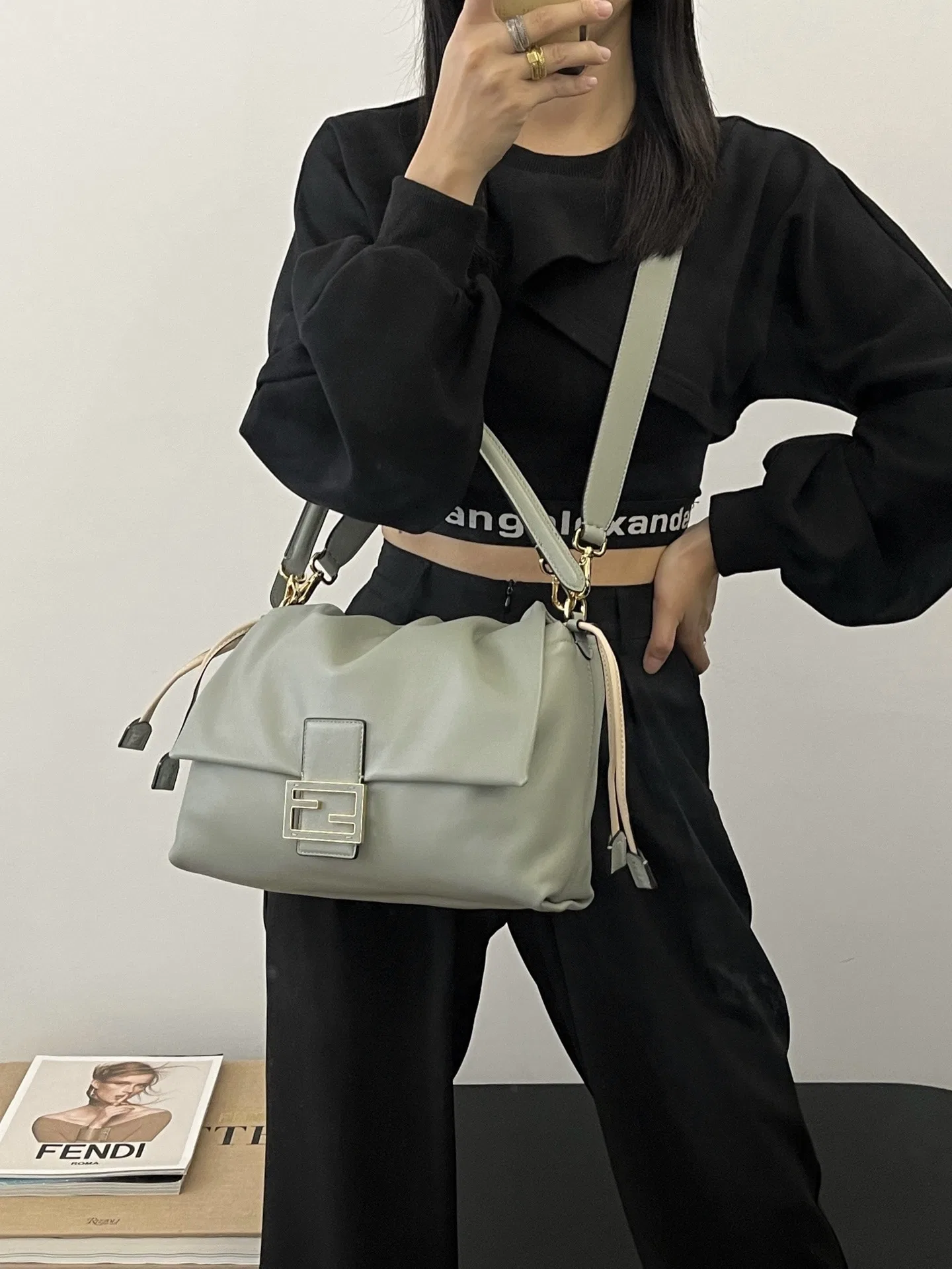 FEN 27FW CMBSDWE 016 숄더백 34