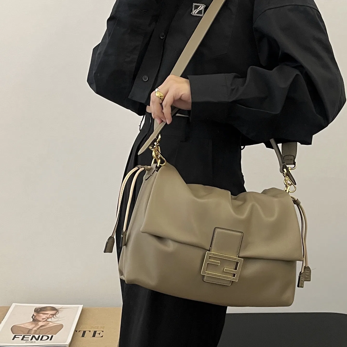 FEN 27FW CMBSDWE 016 숄더백 45
