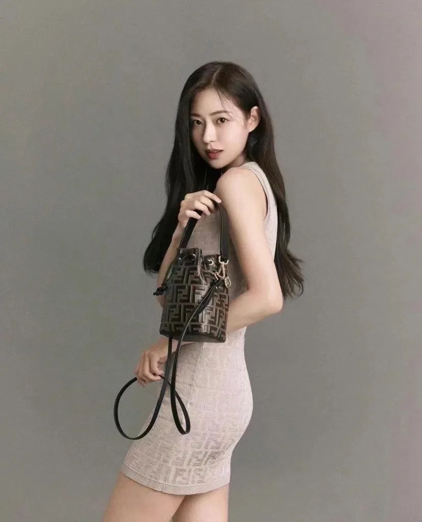 FEN 27FW CMBSDWE 032 버킷백 10