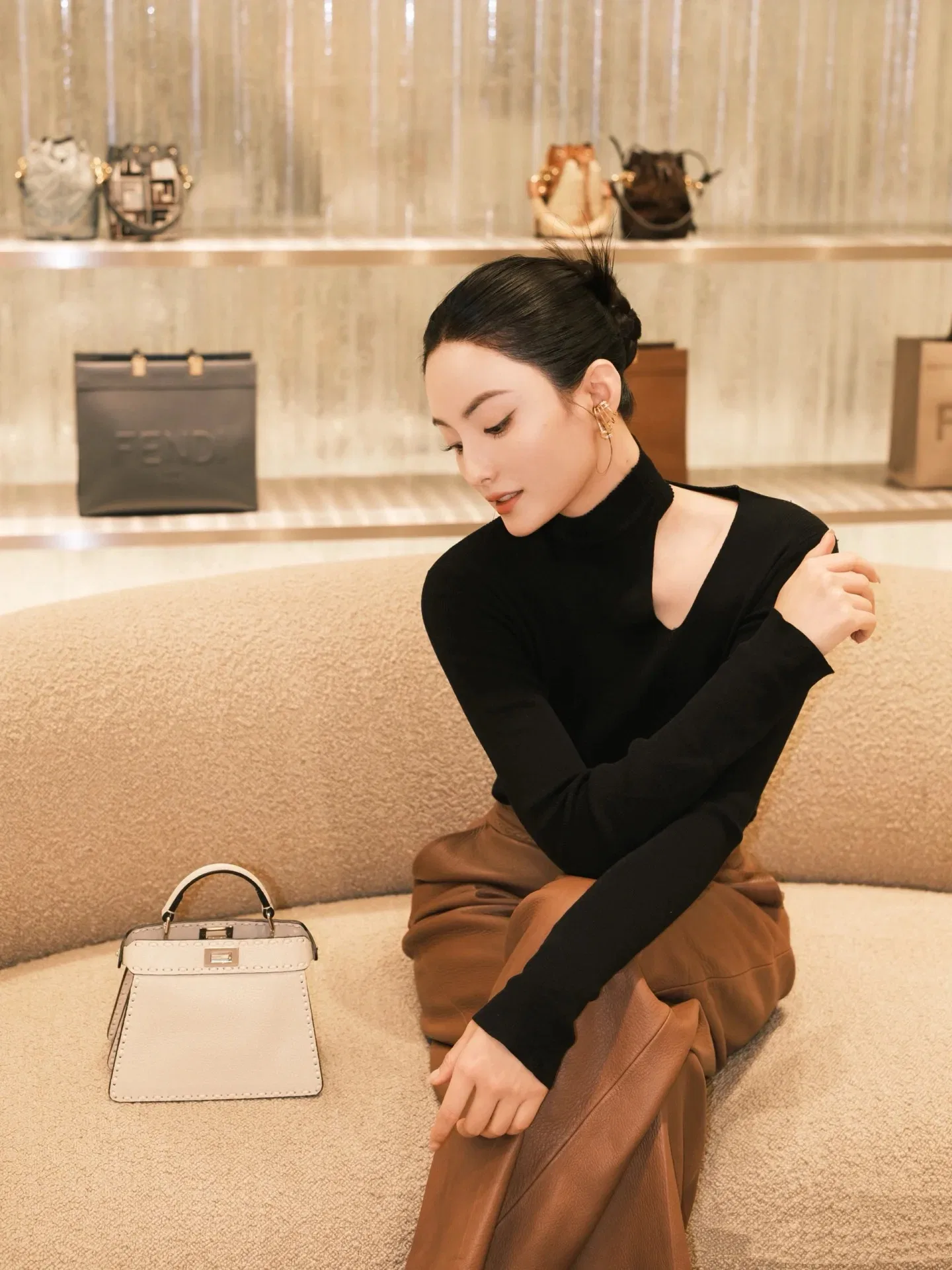 FEN 27FW CMBSDWE 038 미니토트백 11