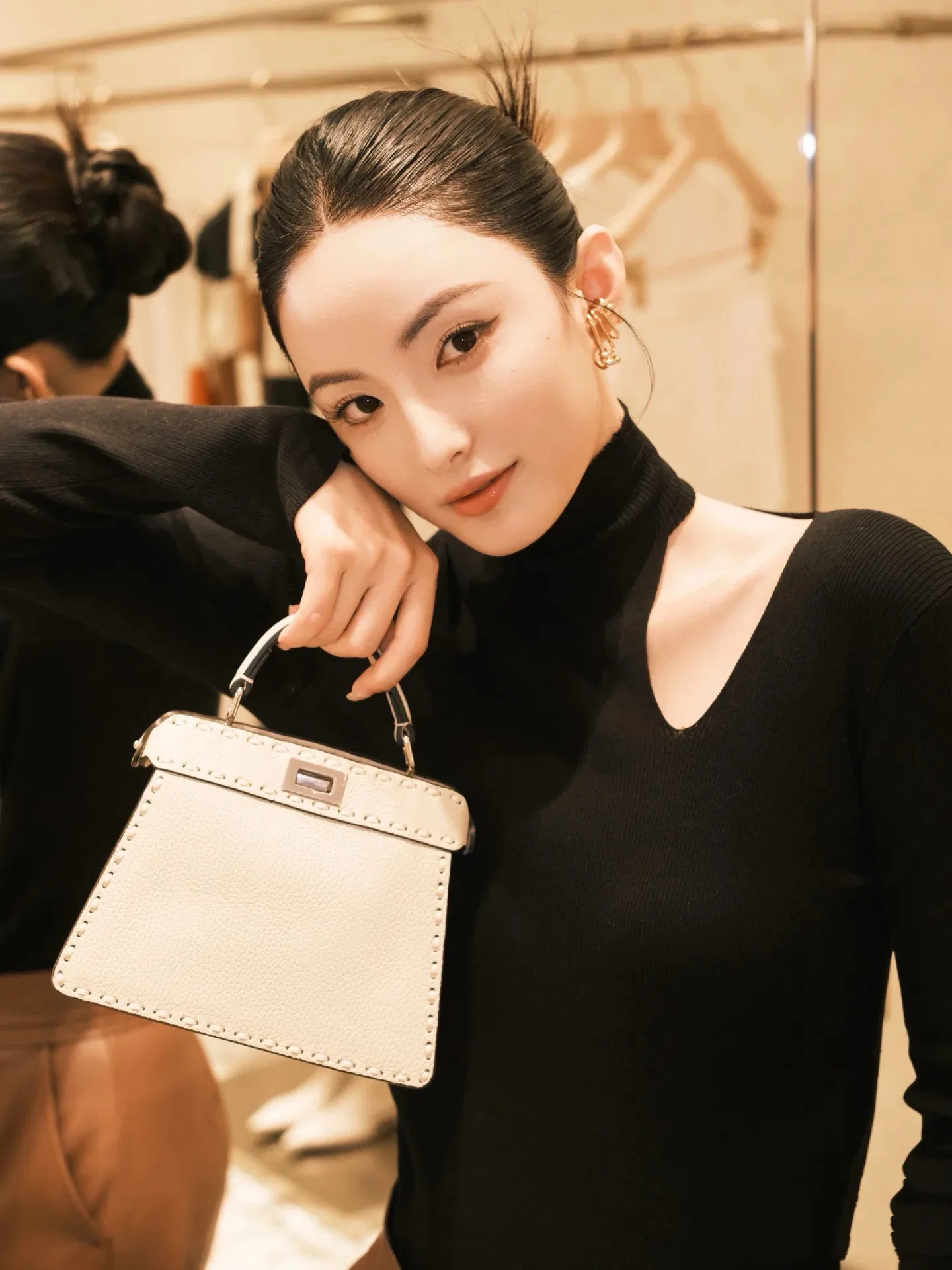 FEN 27FW CMBSDWE 038 미니토트백 12
