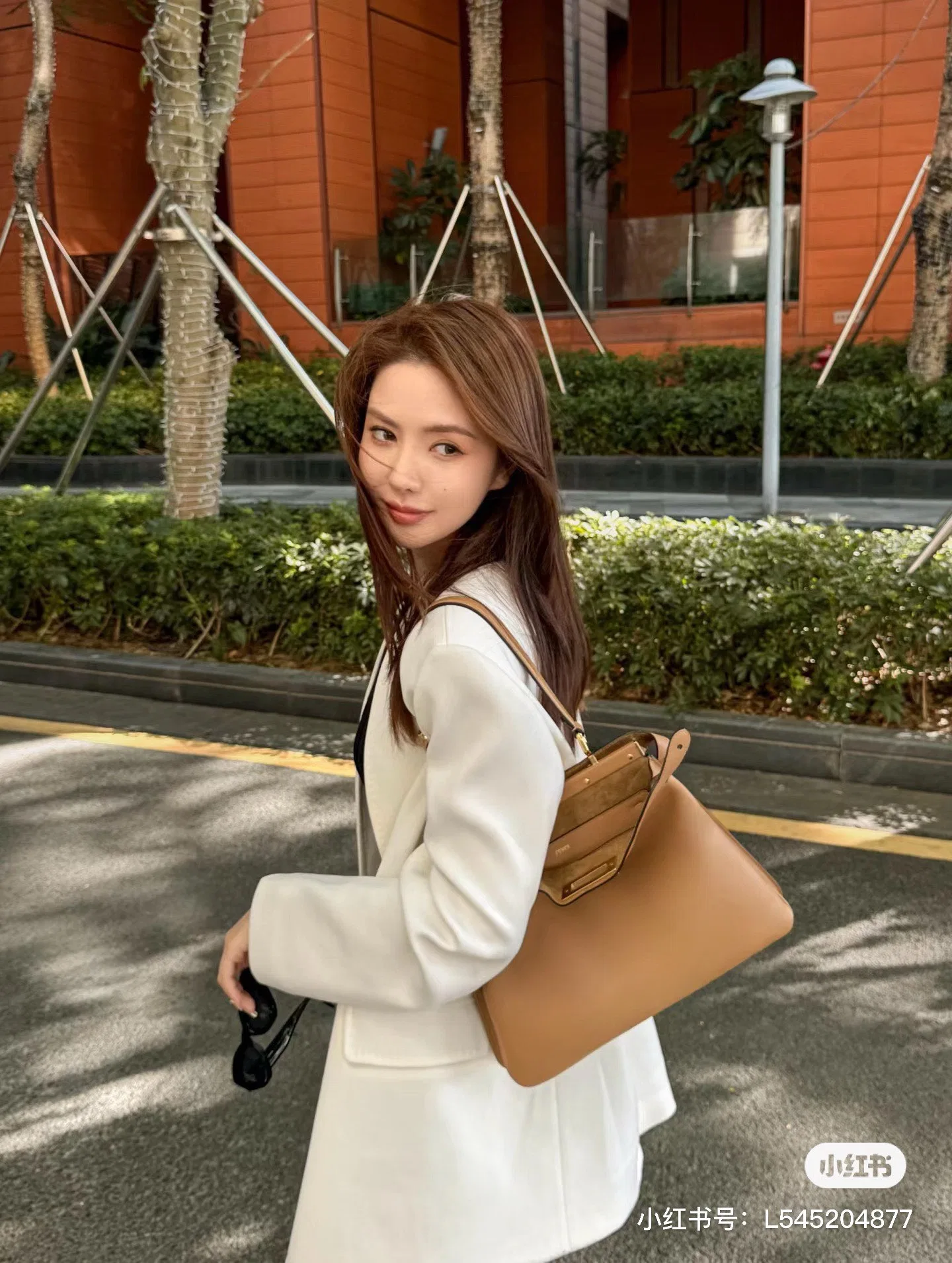 FEN 27FW CMBSDWE 040 토트백 12