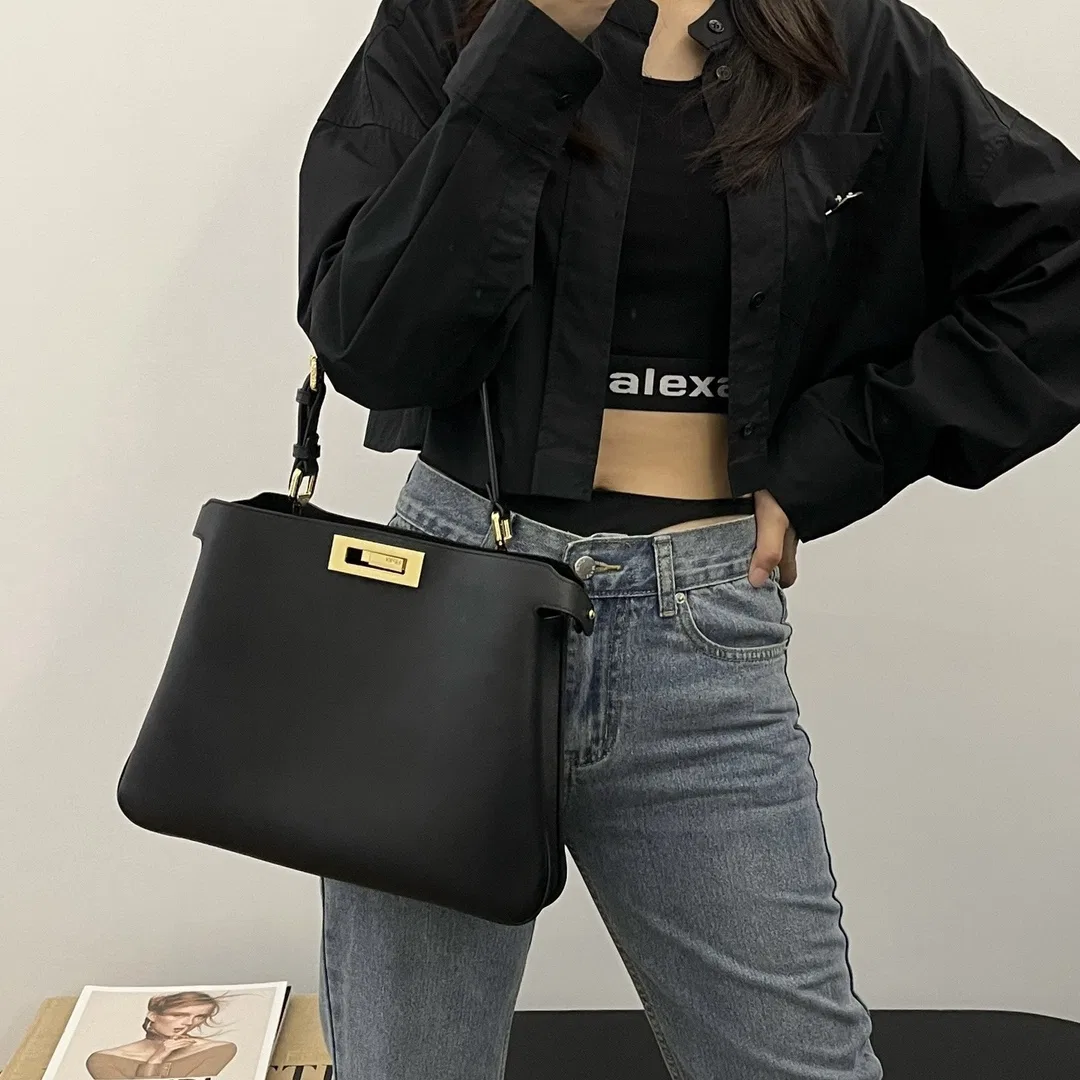 FEN 27FW CMBSDWE 040 토트백 24