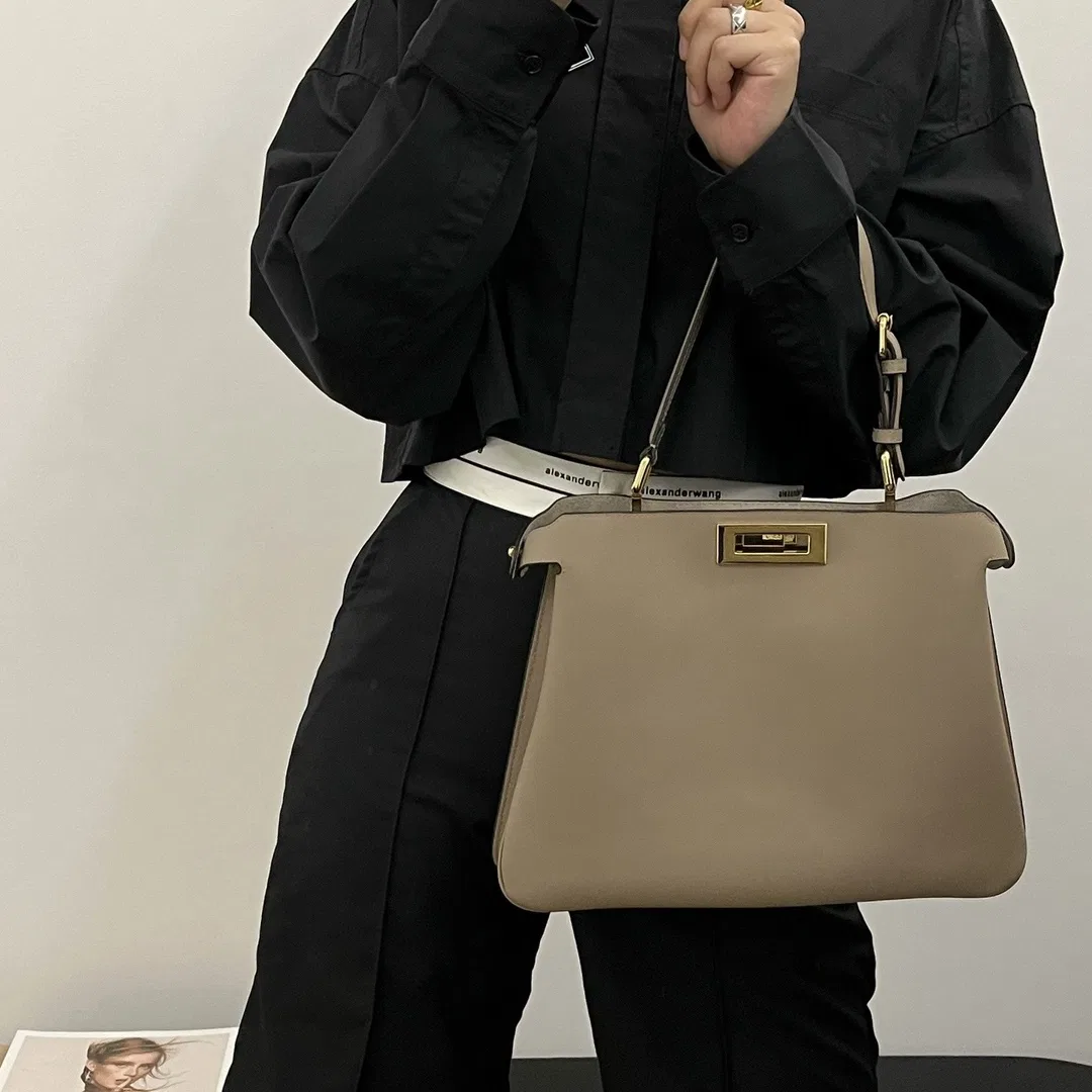 FEN 27FW CMBSDWE 040 토트백 39