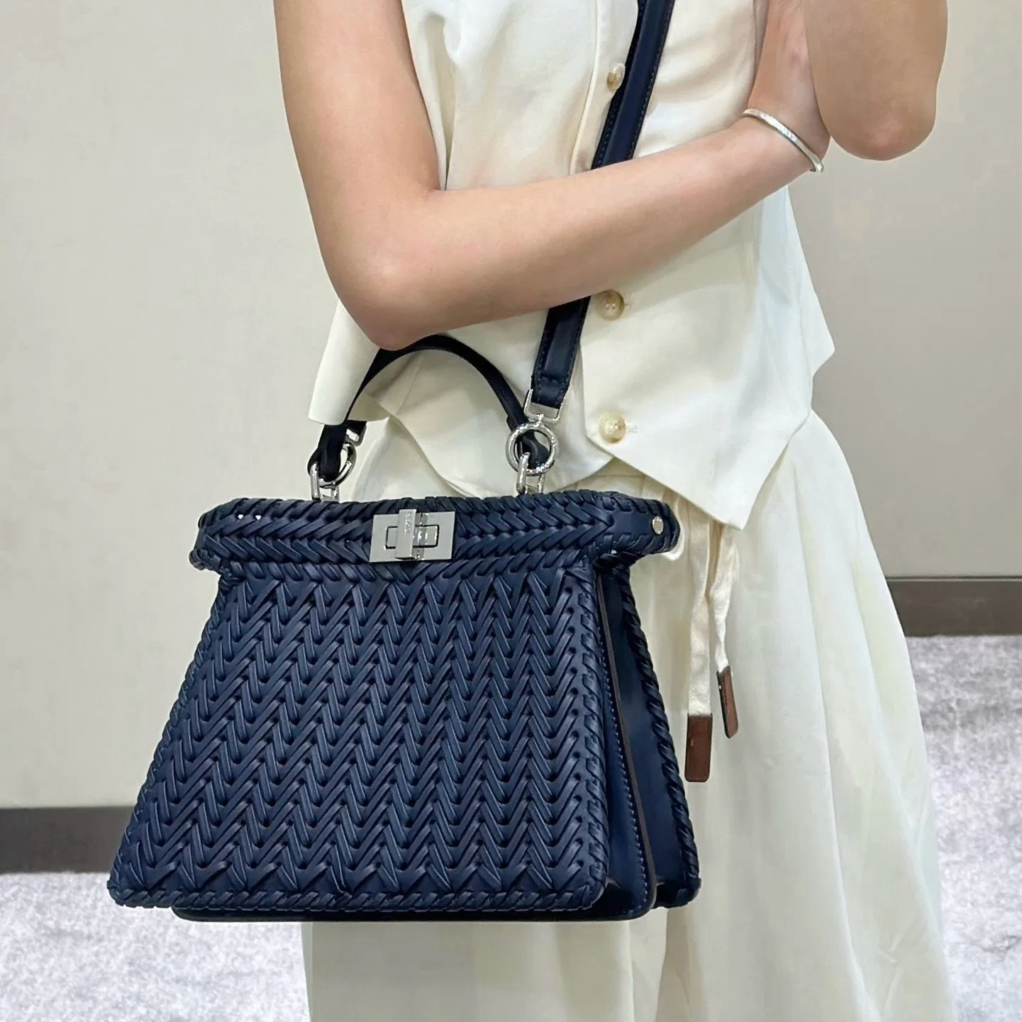 FEN 27FW CMBSDWE 050 토트백 9