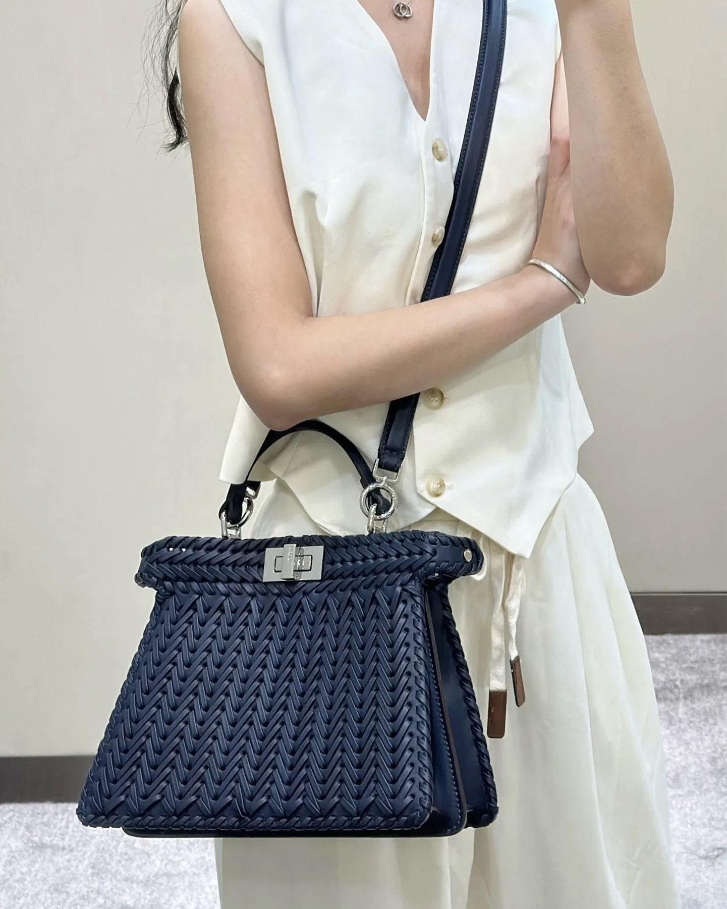 FEN 27FW CMBSDWE 050 토트백 10
