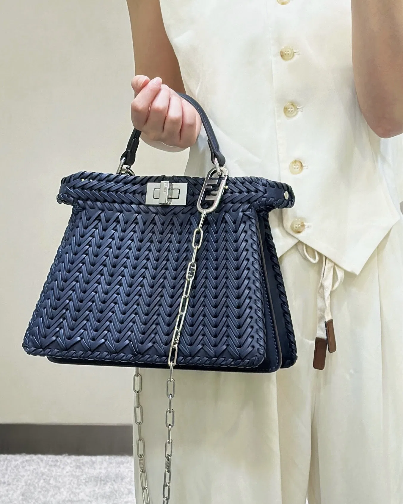 FEN 27FW CMBSDWE 050 토트백 12