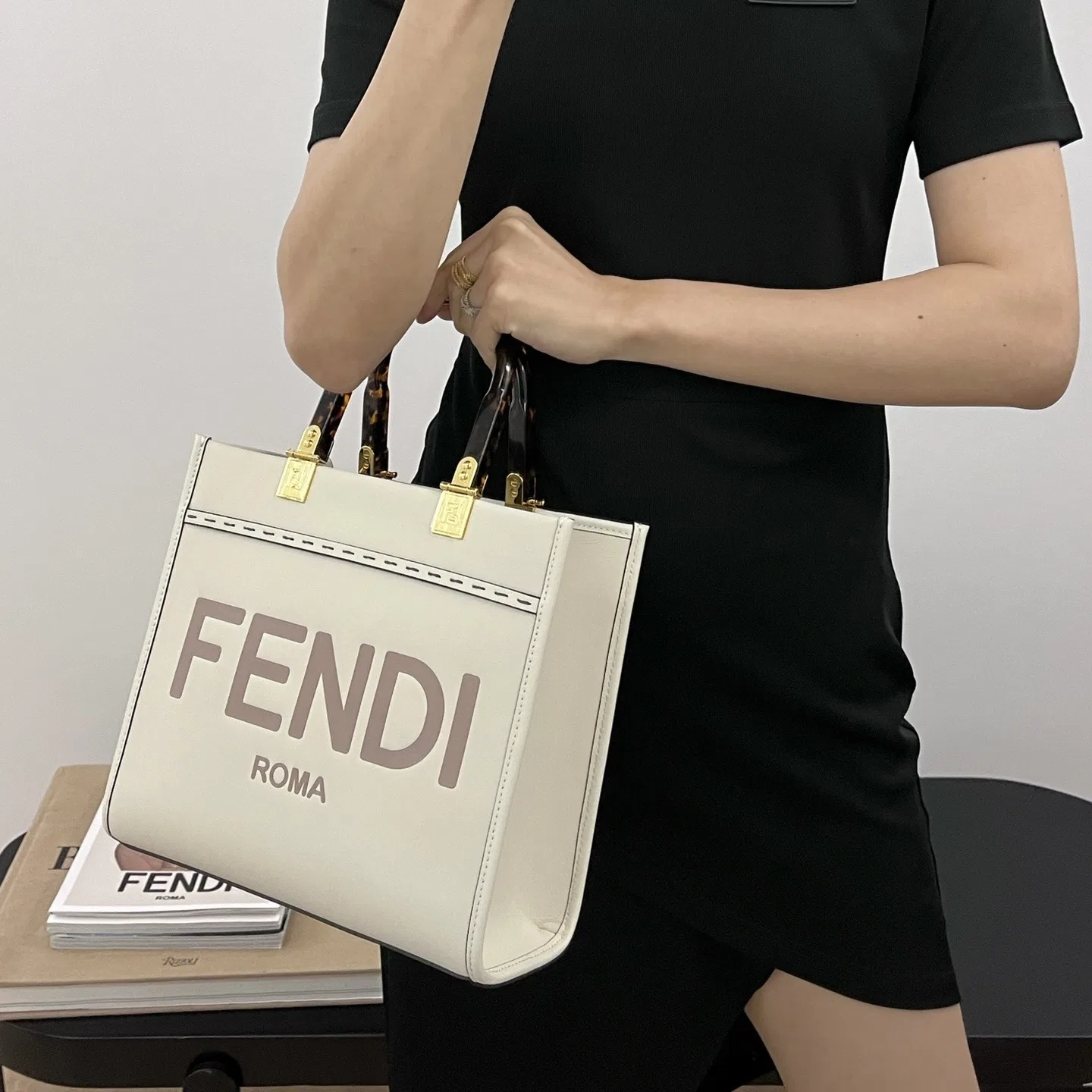 FEN 27FW CMBSDWE 065 미니토트백 9