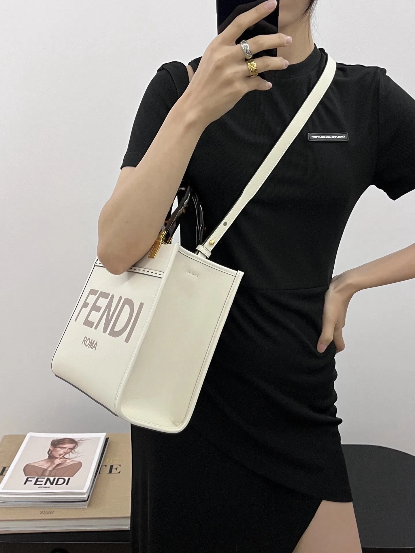 FEN 27FW CMBSDWE 065 미니토트백 10