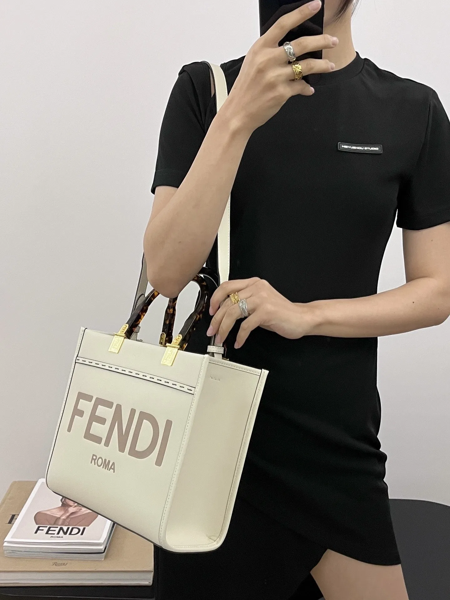 FEN 27FW CMBSDWE 065 미니토트백 11