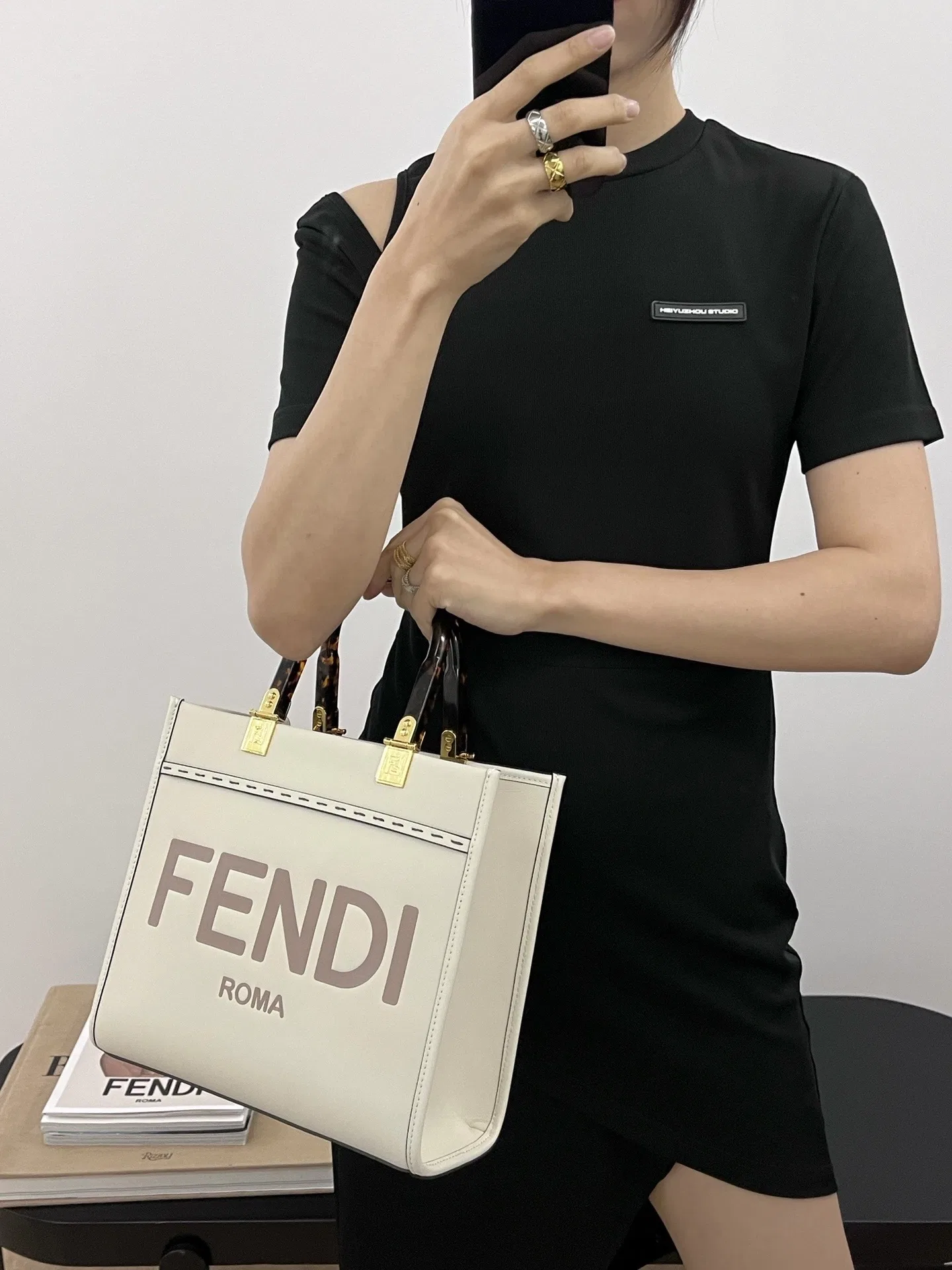 FEN 27FW CMBSDWE 065 미니토트백 12