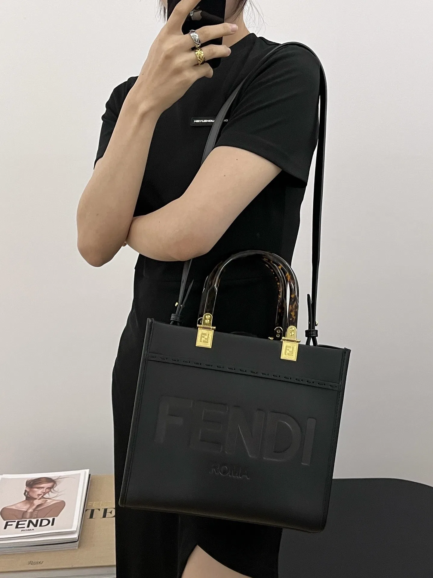 FEN 27FW CMBSDWE 065 미니토트백 22