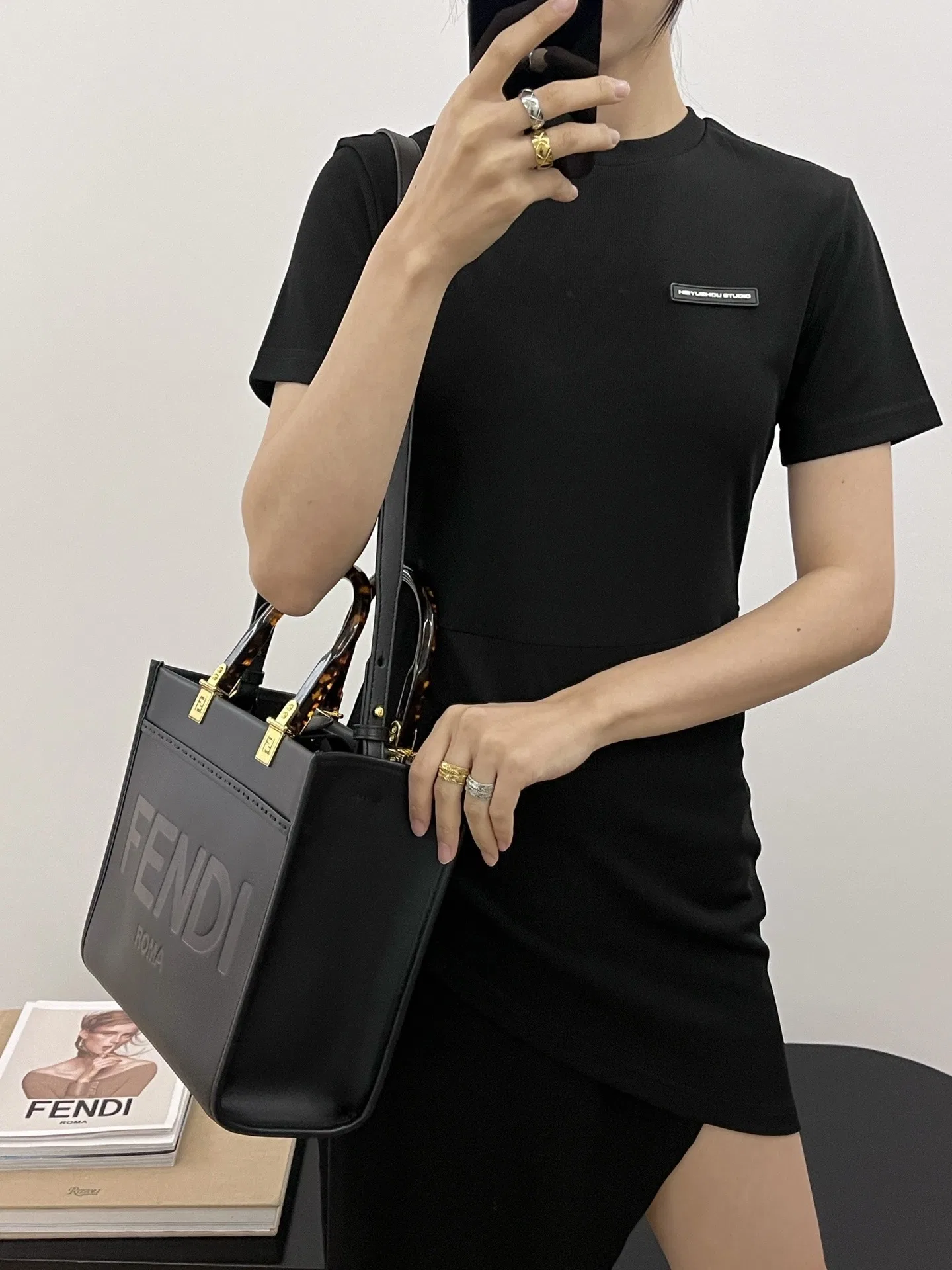 FEN 27FW CMBSDWE 065 미니토트백 23