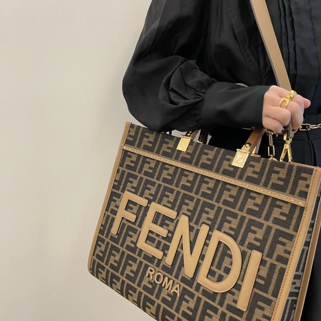 FEN 27FW CMBSDWE 067 토트백 11