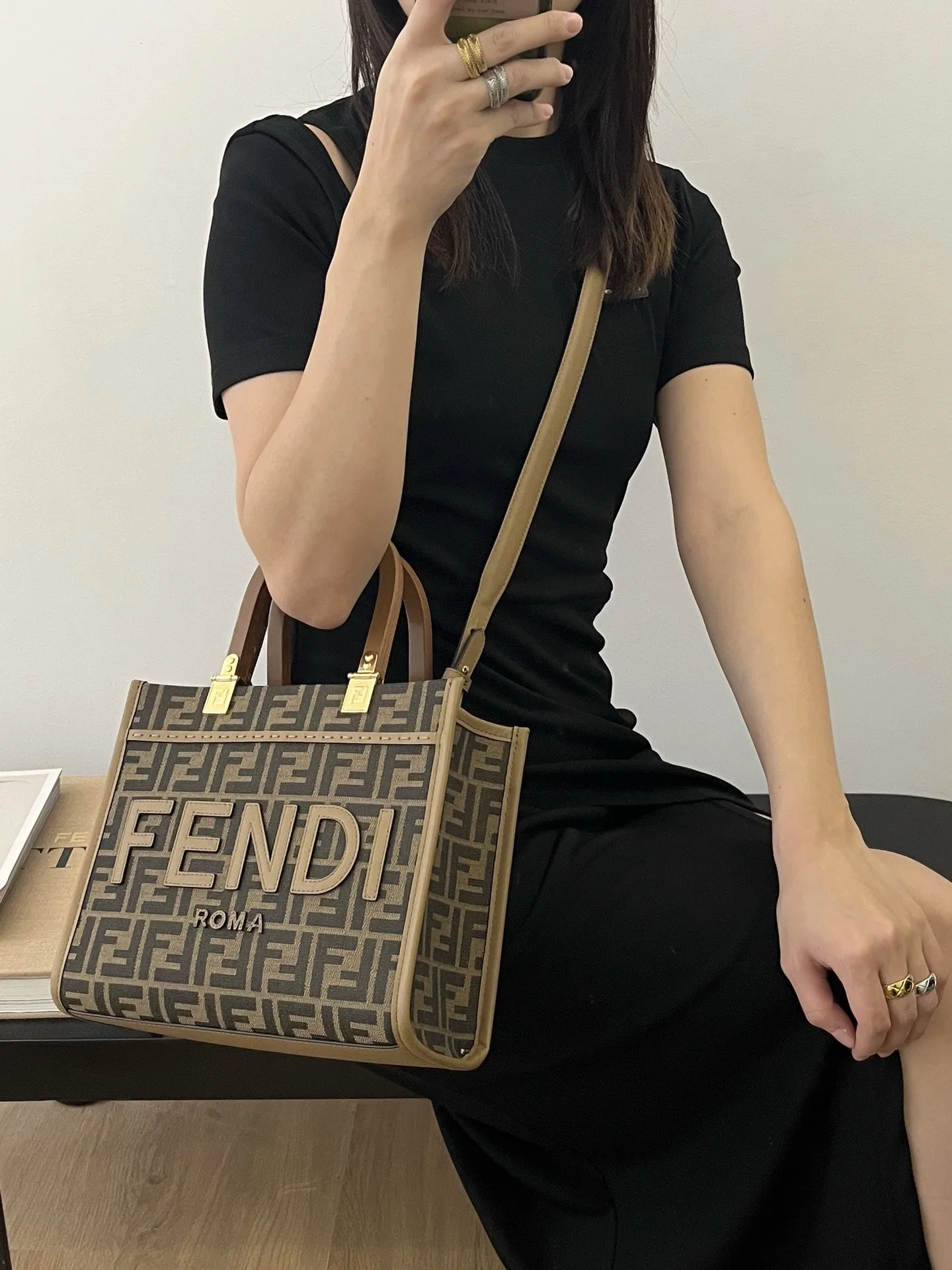 FEN 27FW CMBSDWE 068 미니토트백 10