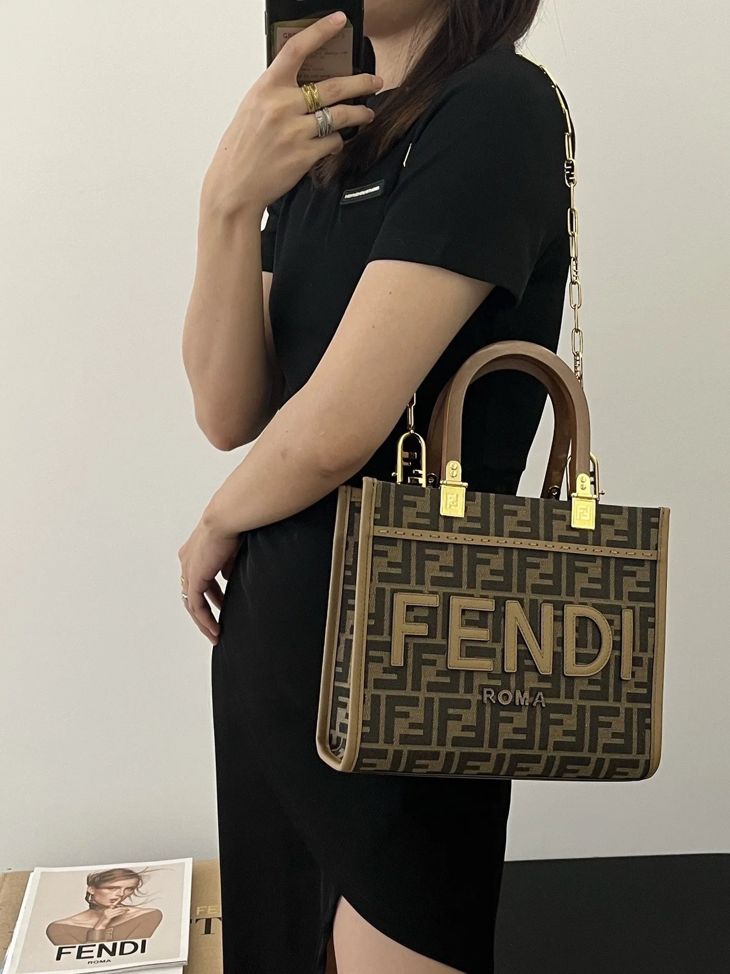 FEN 27FW CMBSDWE 068 미니토트백 11