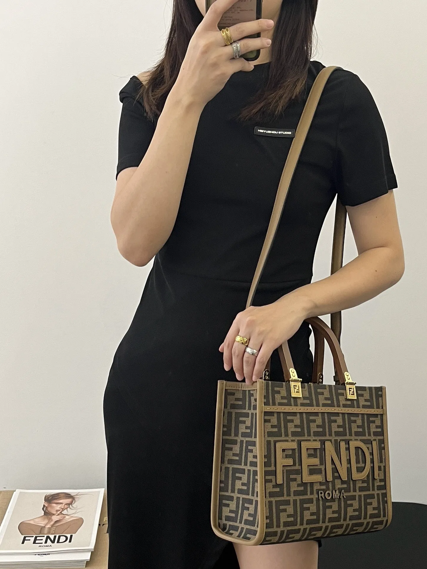 FEN 27FW CMBSDWE 068 미니토트백 12