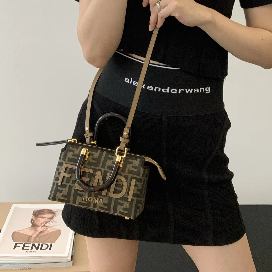 FEN 27FW CMBSDWE 070 미니백 9