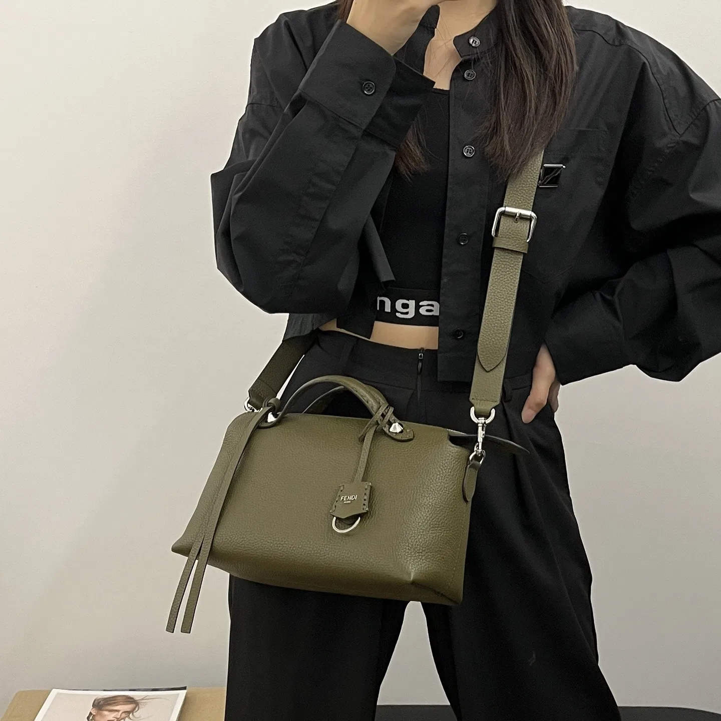 FEN 27FW CMBSDWE 072 크로스백 9