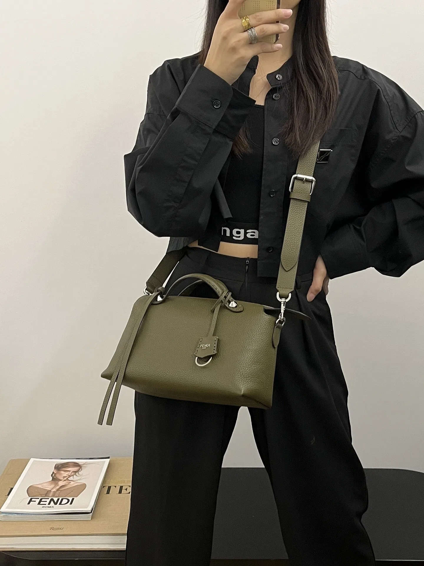 FEN 27FW CMBSDWE 072 크로스백 10