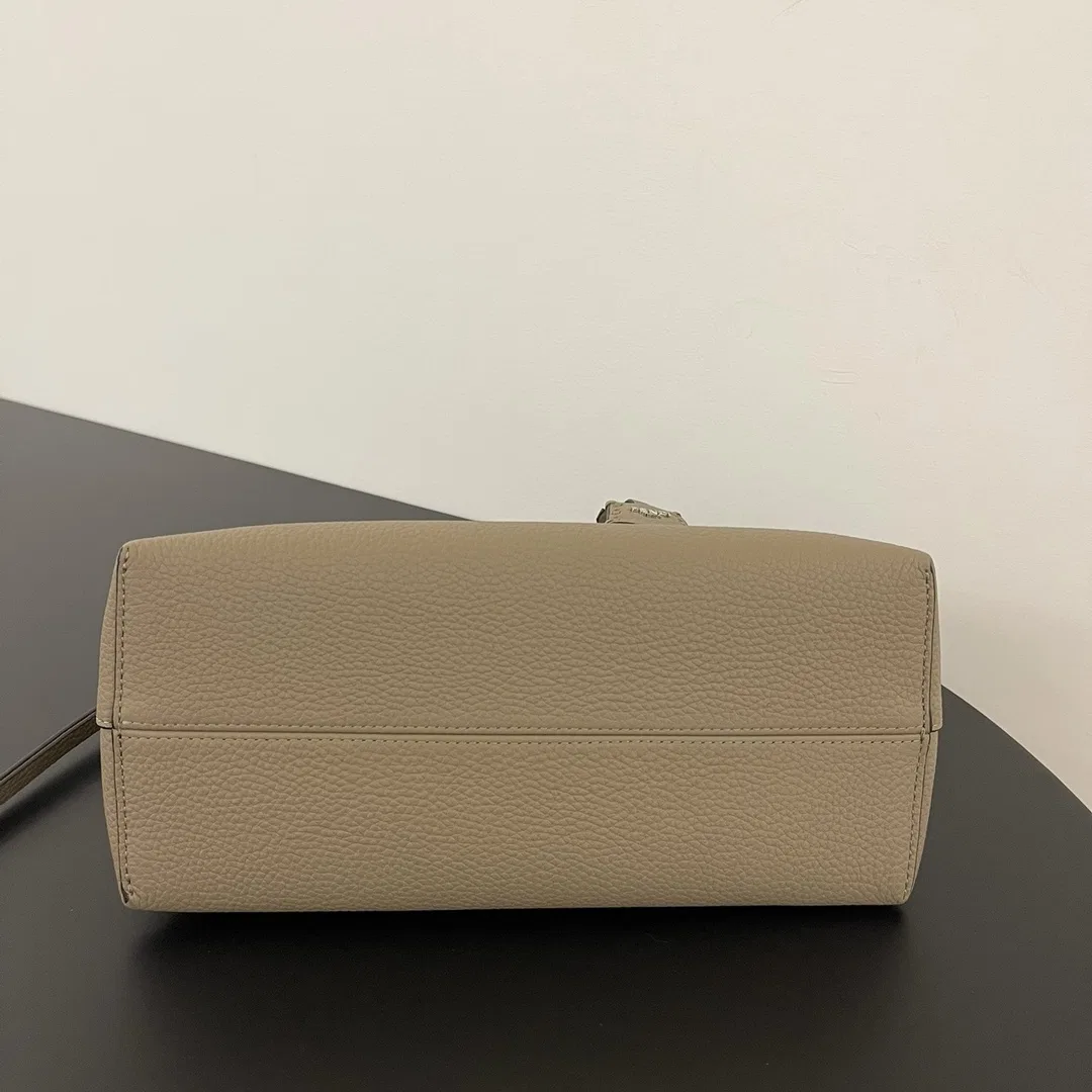 FEN 27FW CMBSDWE 072 크로스백 41