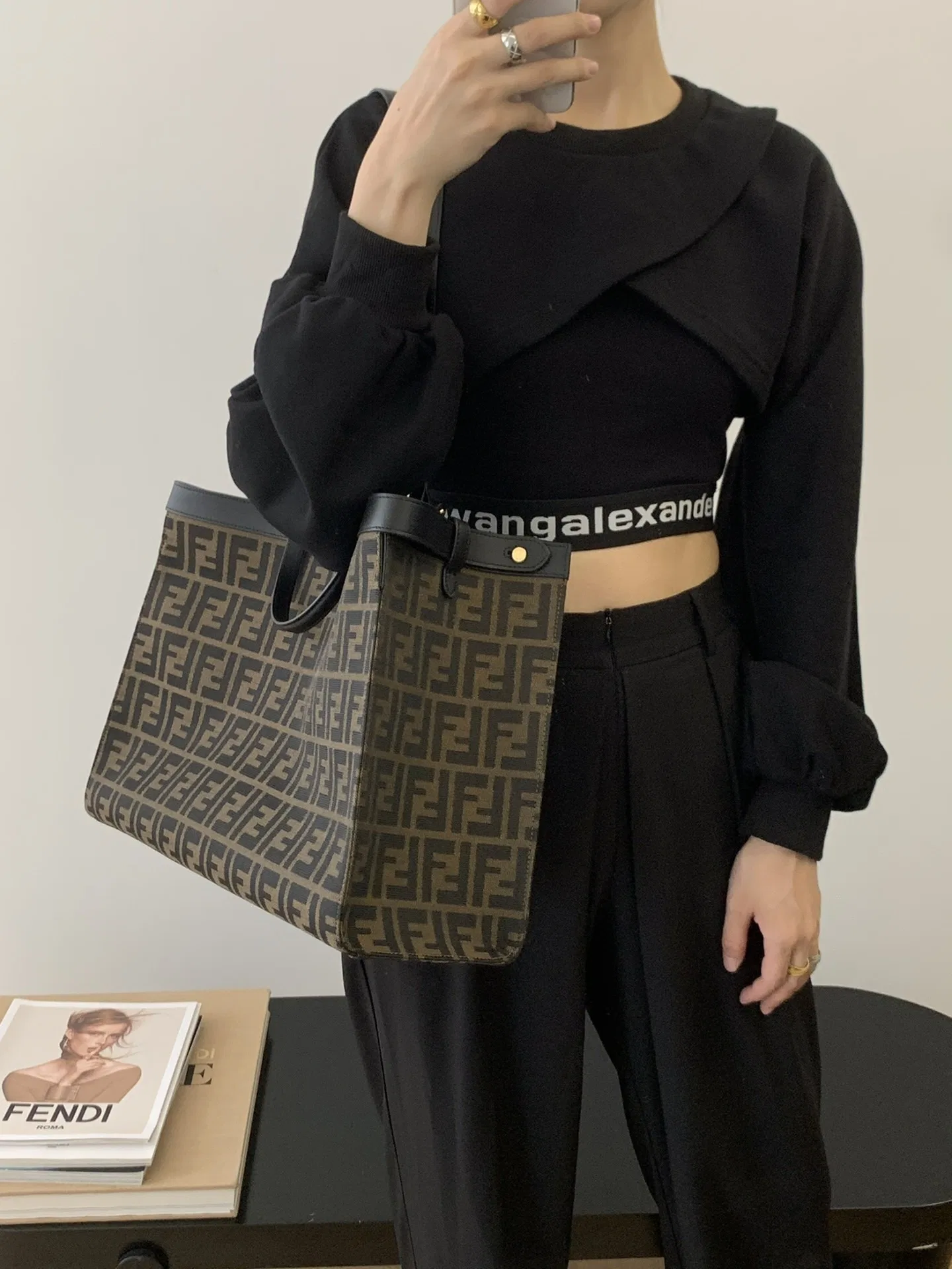 FEN 27FW CMBSDWE 075 숄더백 34
