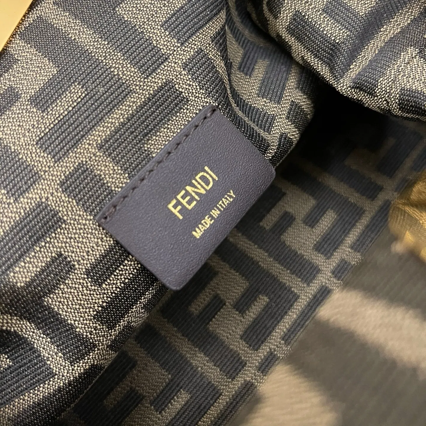 FEN 27FW CMBSDWE 078 숄더백 32
