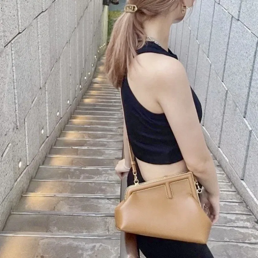FEN 27FW CMBSDWE 078 숄더백 33