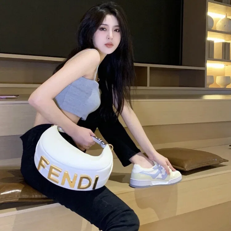 FEN 27FW CMBSDWE 079 토트백 9