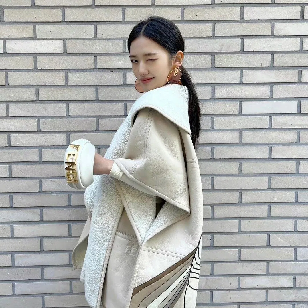 FEN 27FW CMBSDWE 081 미니토트백 9