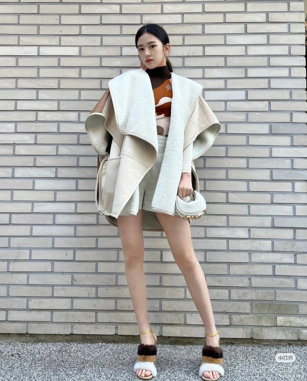FEN 27FW CMBSDWE 081 미니토트백 10