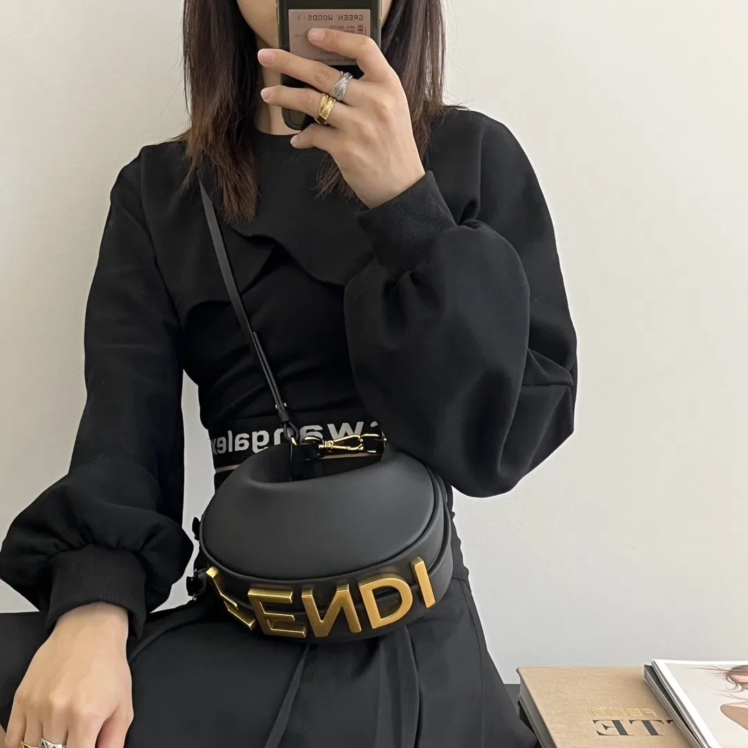 FEN 27FW CMBSDWE 083 미니토트백 11
