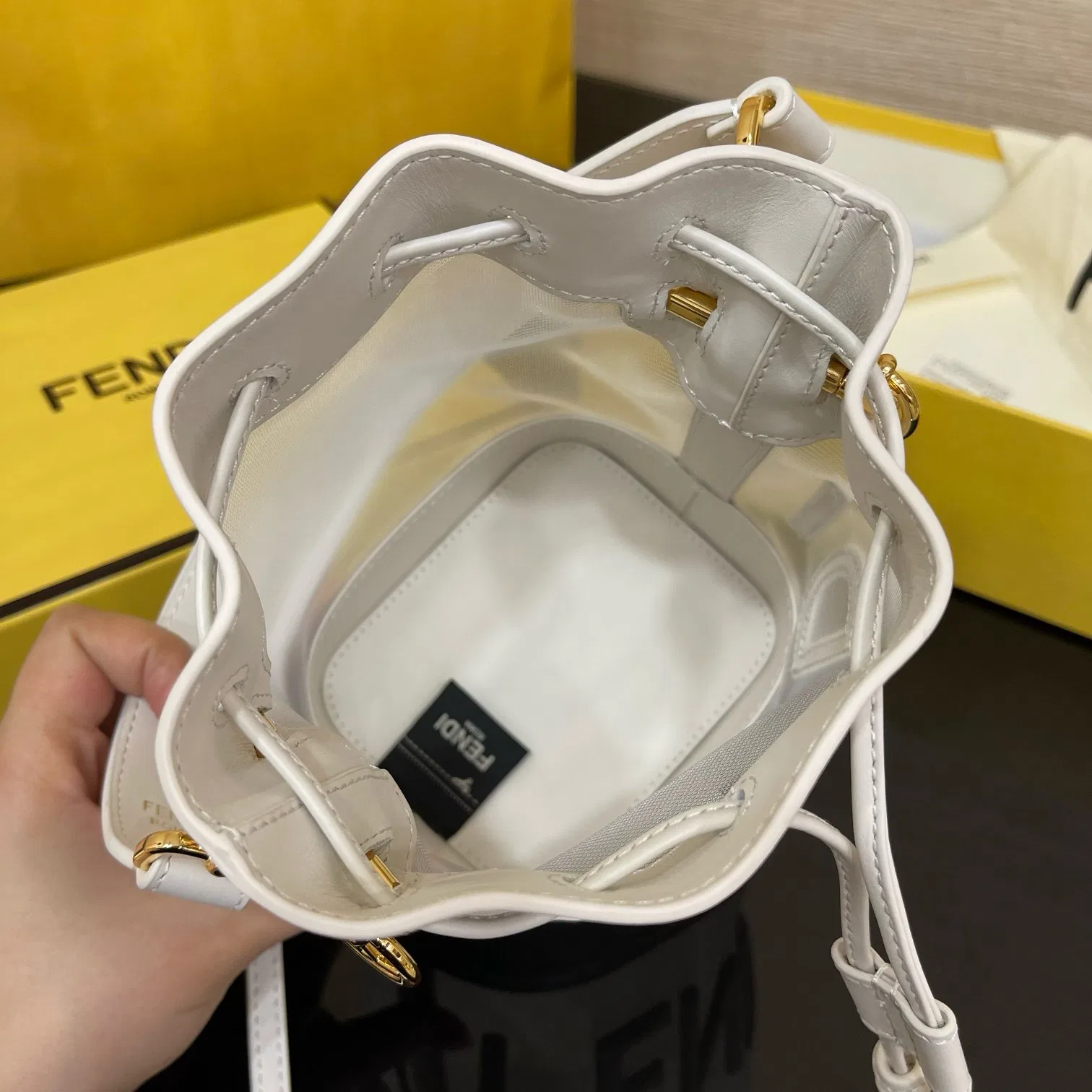 FEN 27FW CMBSDWE 088 버킷백 7