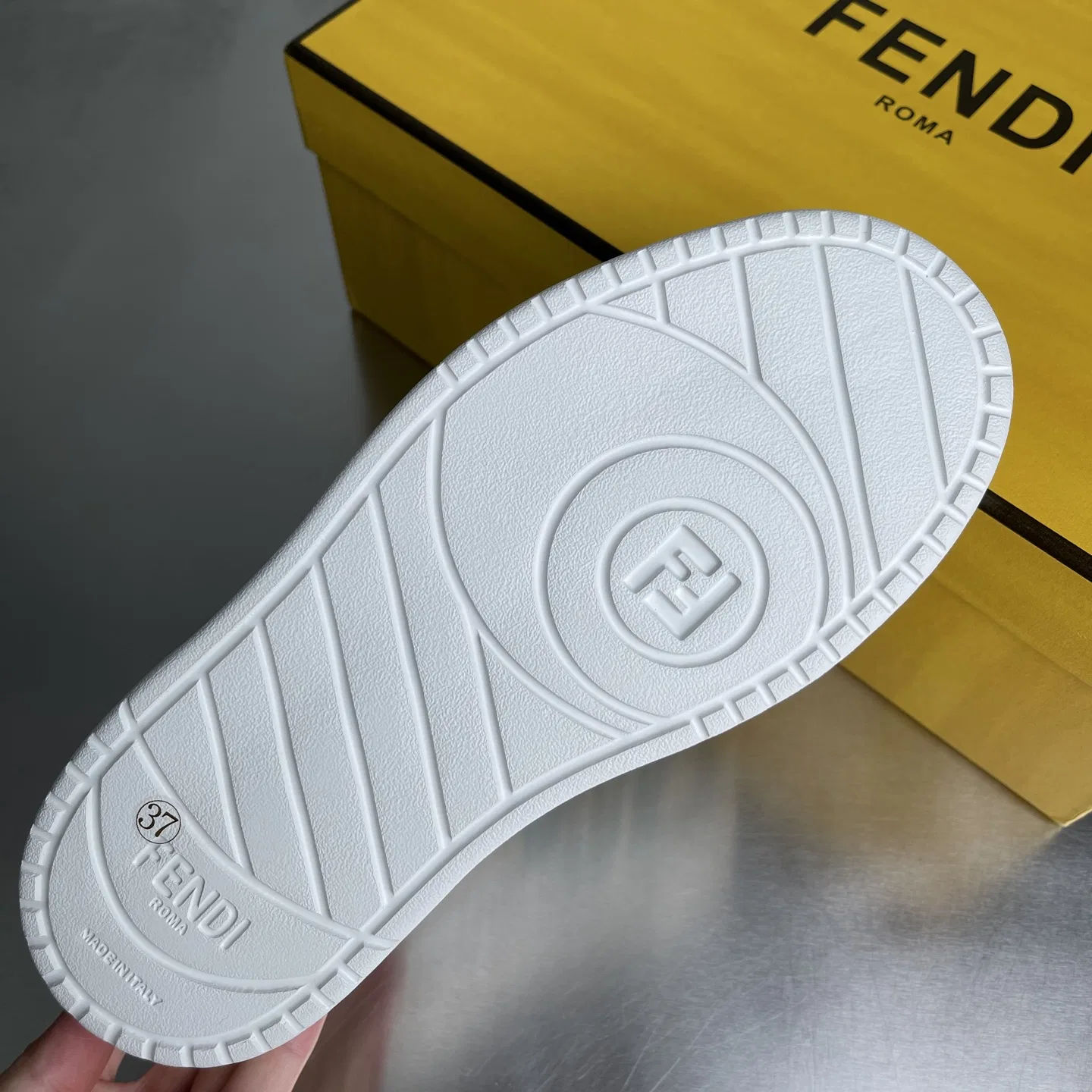 FEN 27FW EIUHZUK 003 스니커즈 8