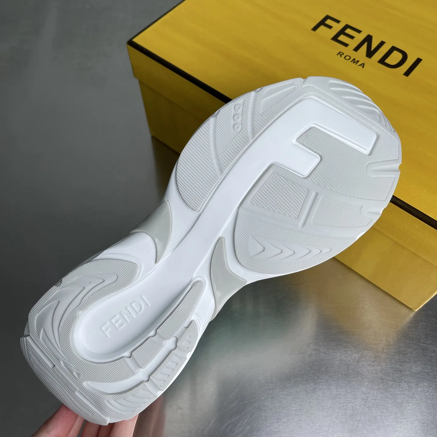FEN 27FW EIUHZUK 004 운동화 9