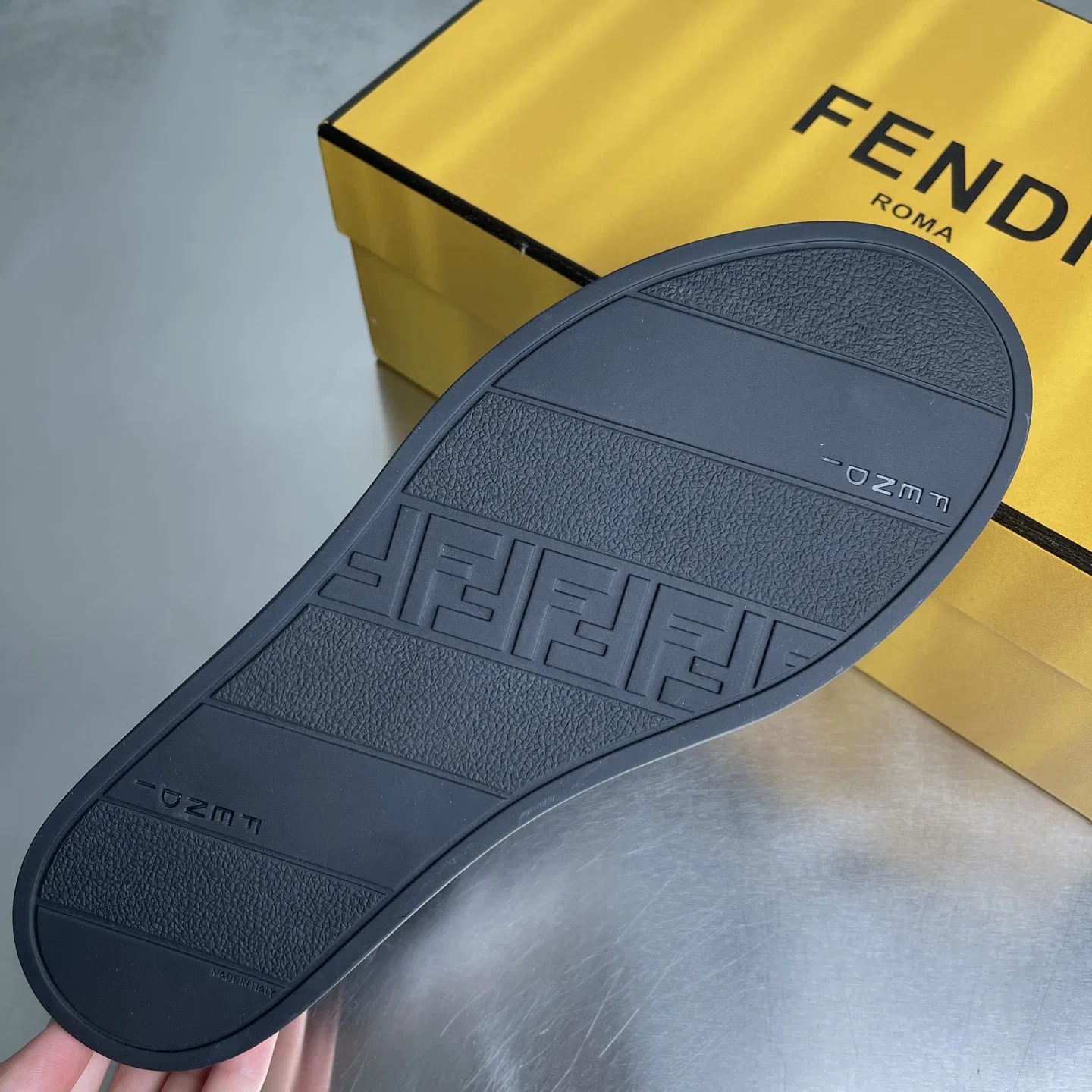 FEN 27FW EIUHZUK 005 스니커즈 8