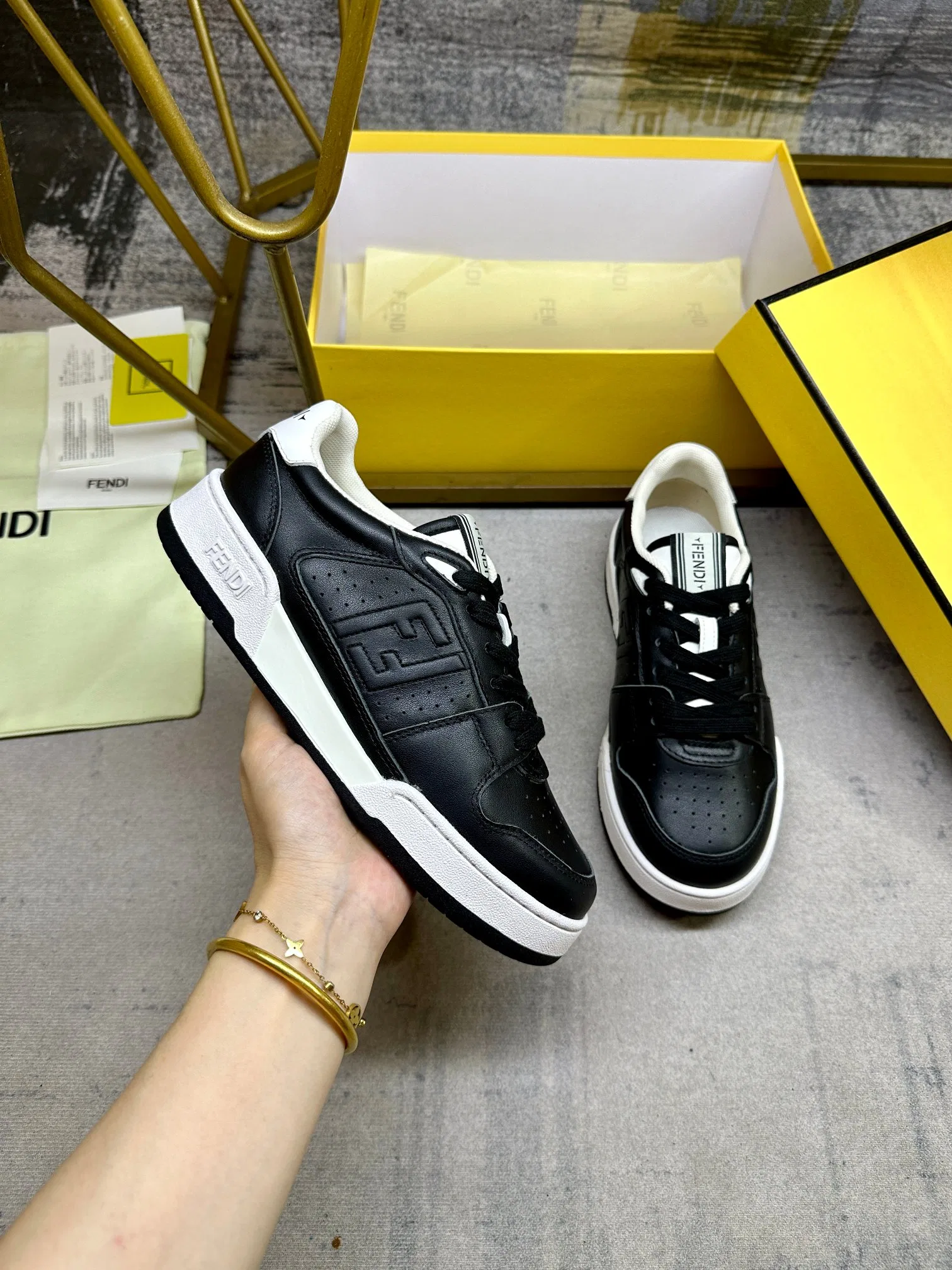 FEN 27FW EIUHZUK 006 스니커즈 7